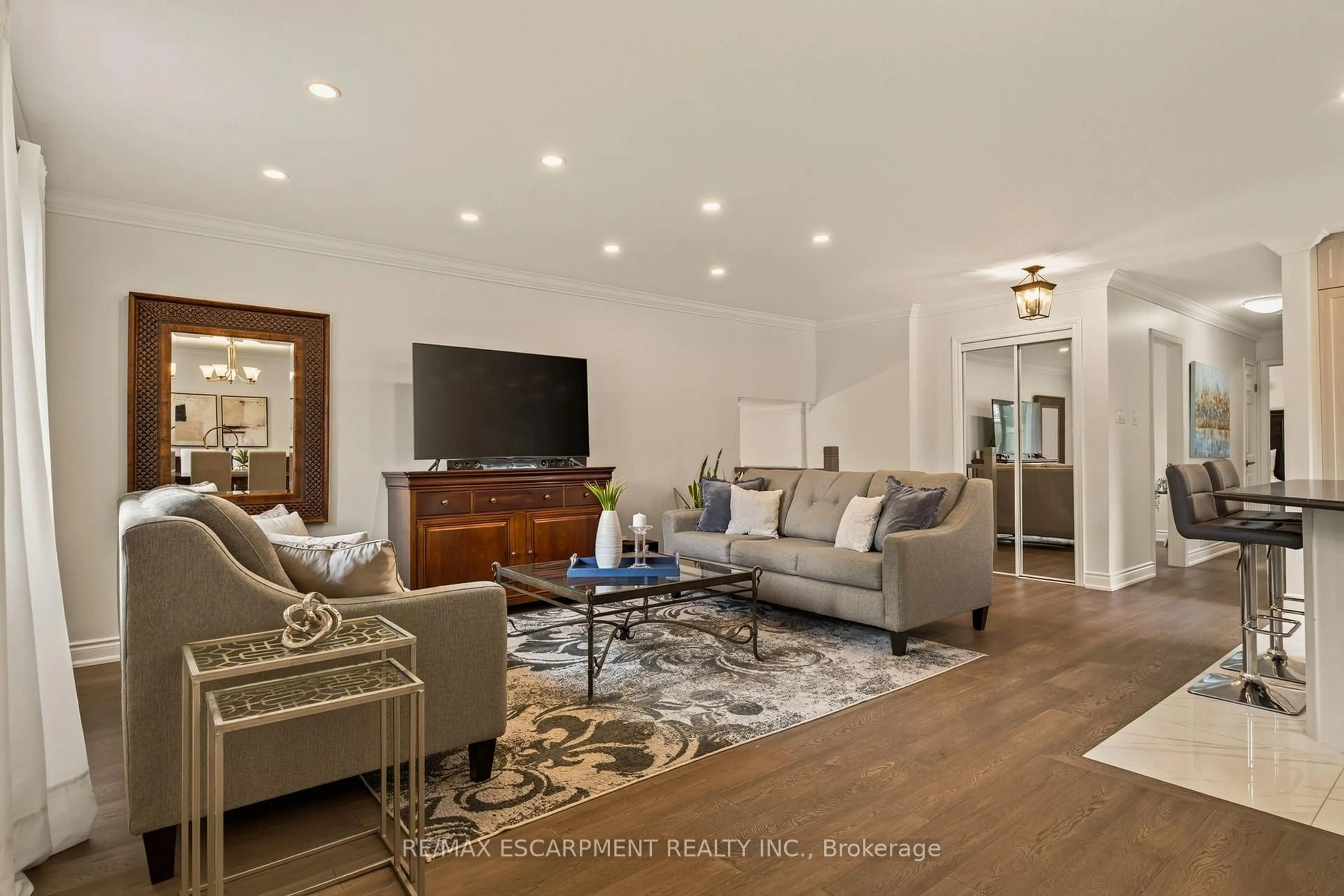 Living room with furniture, unknown for 9 FAIRVIEW Pl, Orangeville Ontario L9W 3B3
