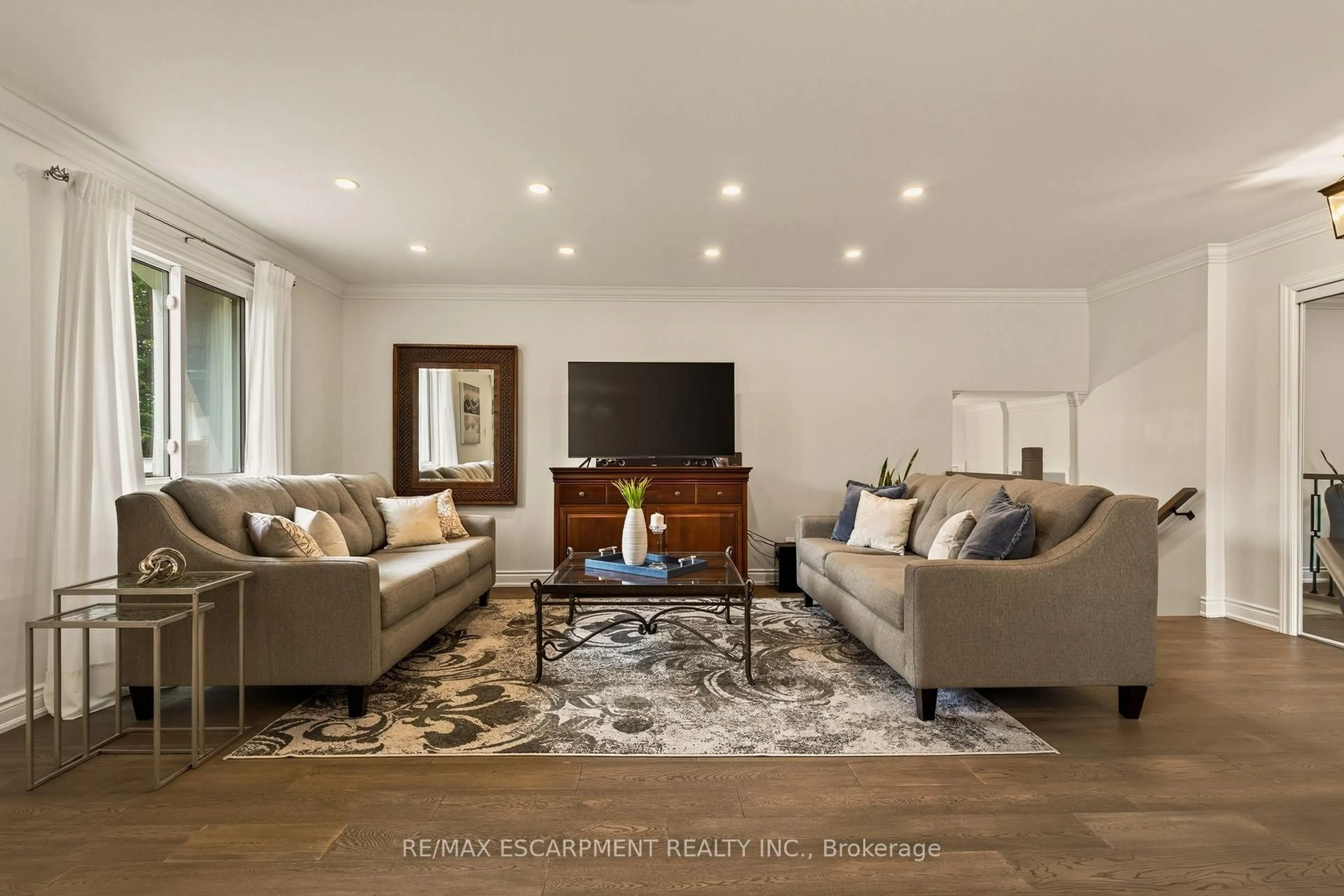 Living room with furniture, unknown for 9 FAIRVIEW Pl, Orangeville Ontario L9W 3B3
