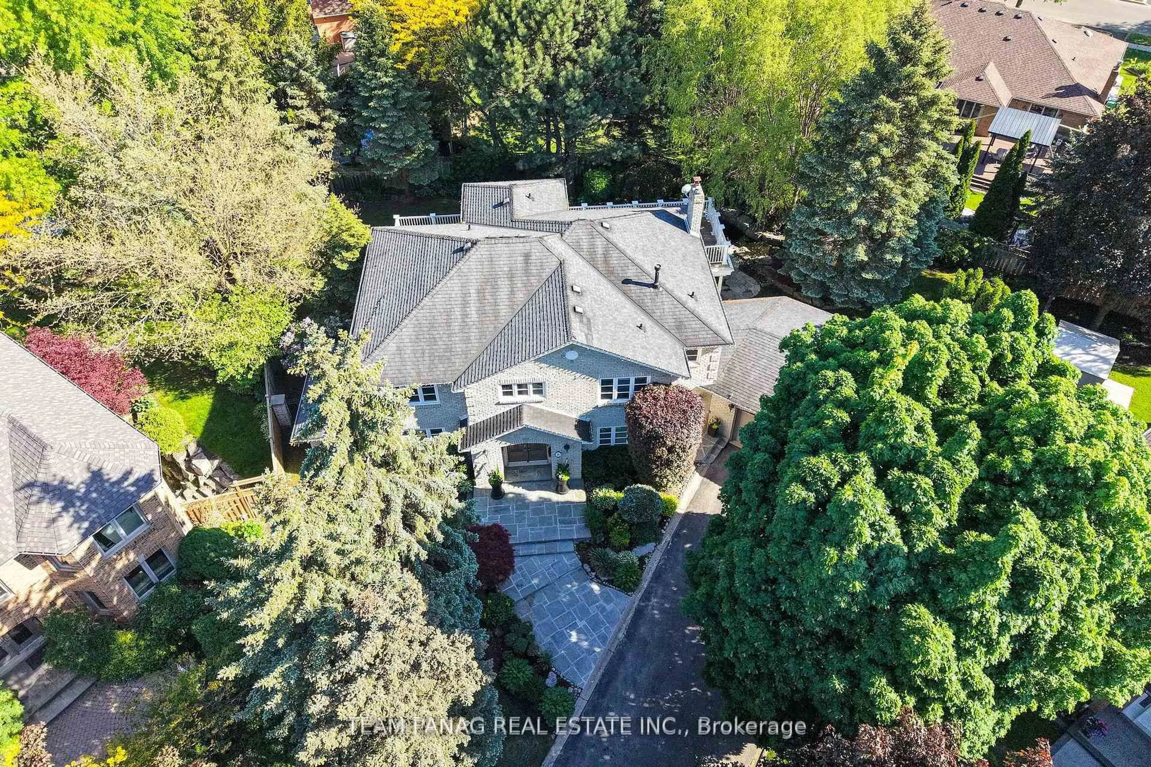A pic from outside/outdoor area/front of a property/back of a property/a pic from drone, unknown for 8 Enchanted Crt, Brampton Ontario L6Z 3M9