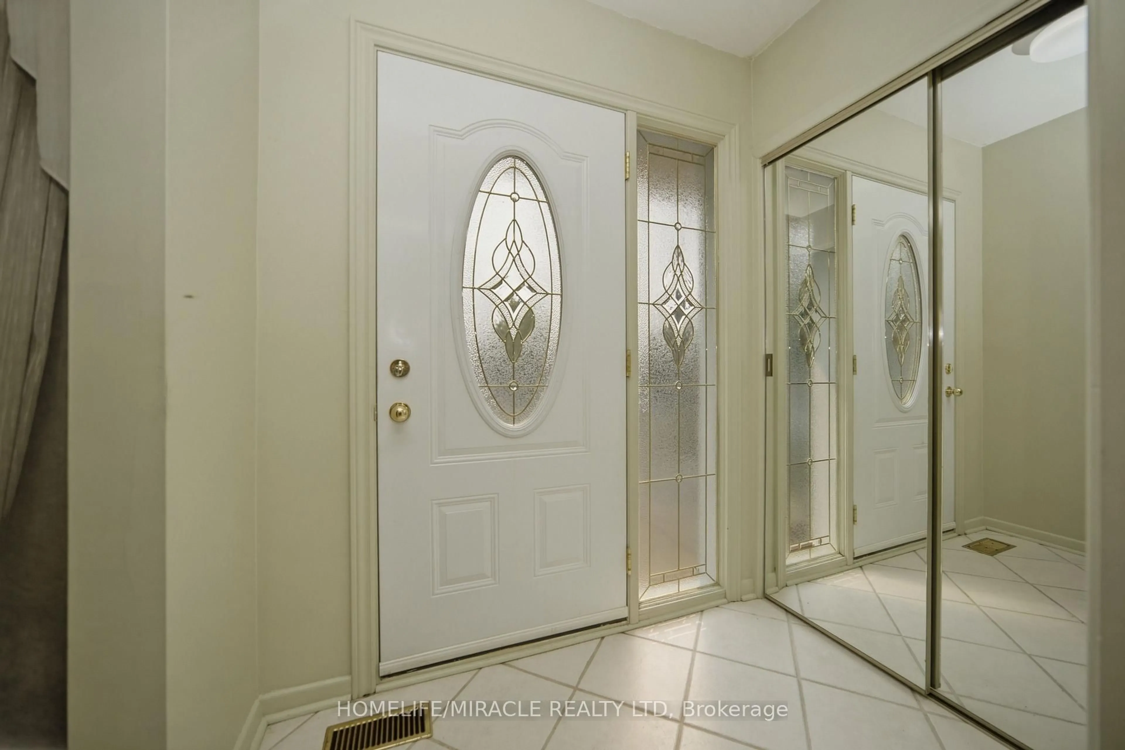 Indoor entryway for 7089 Landen Crt, Mississauga Ontario L4T 2H9