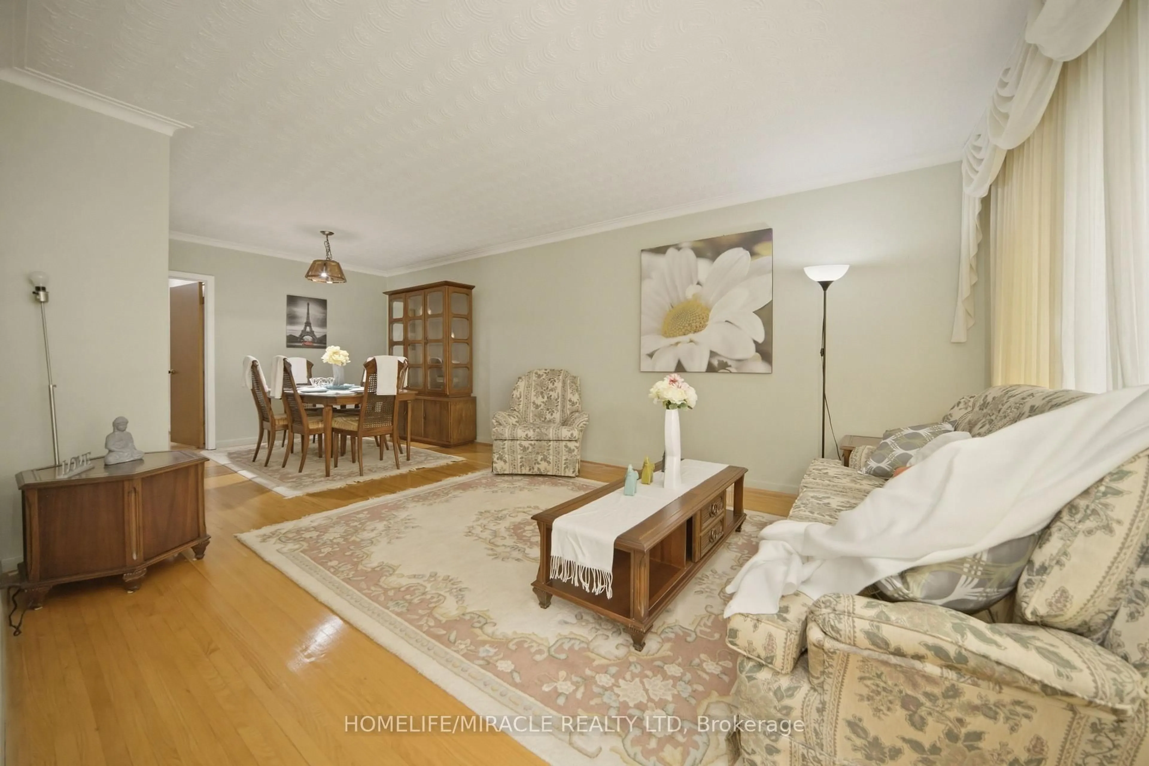 Living room with furniture, unknown for 7089 Landen Crt, Mississauga Ontario L4T 2H9