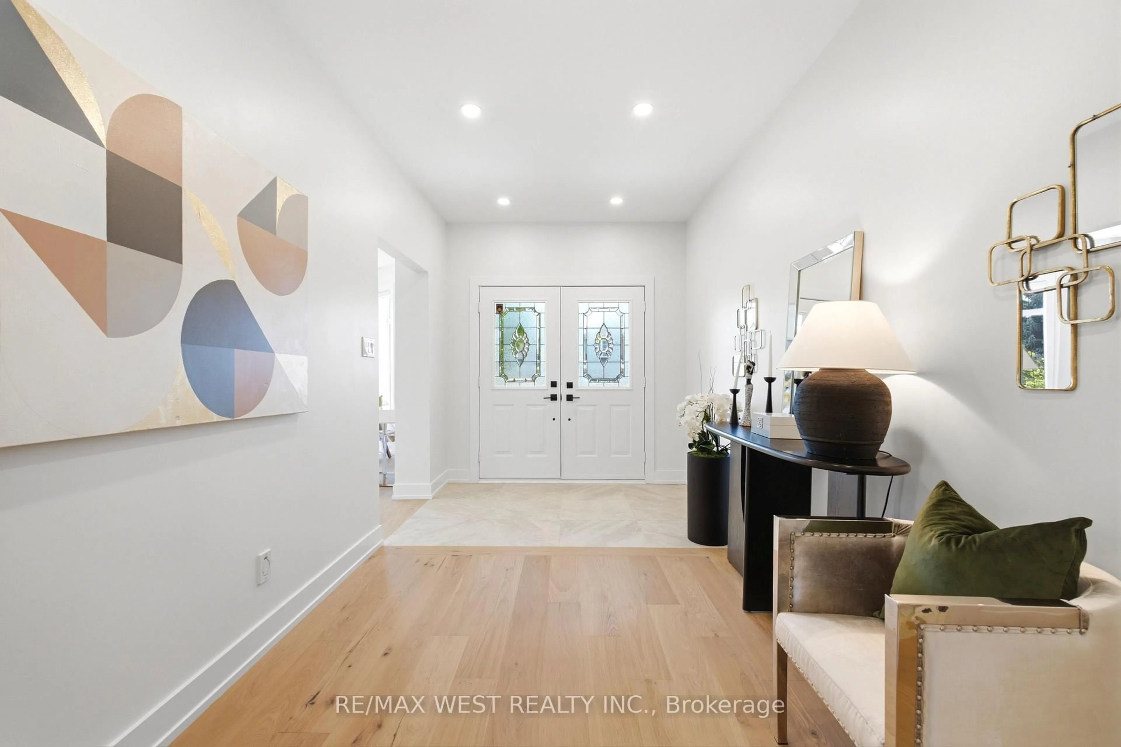 Indoor entryway for 3163 Rolling Stone Crt, Mississauga Ontario L5B 4G5