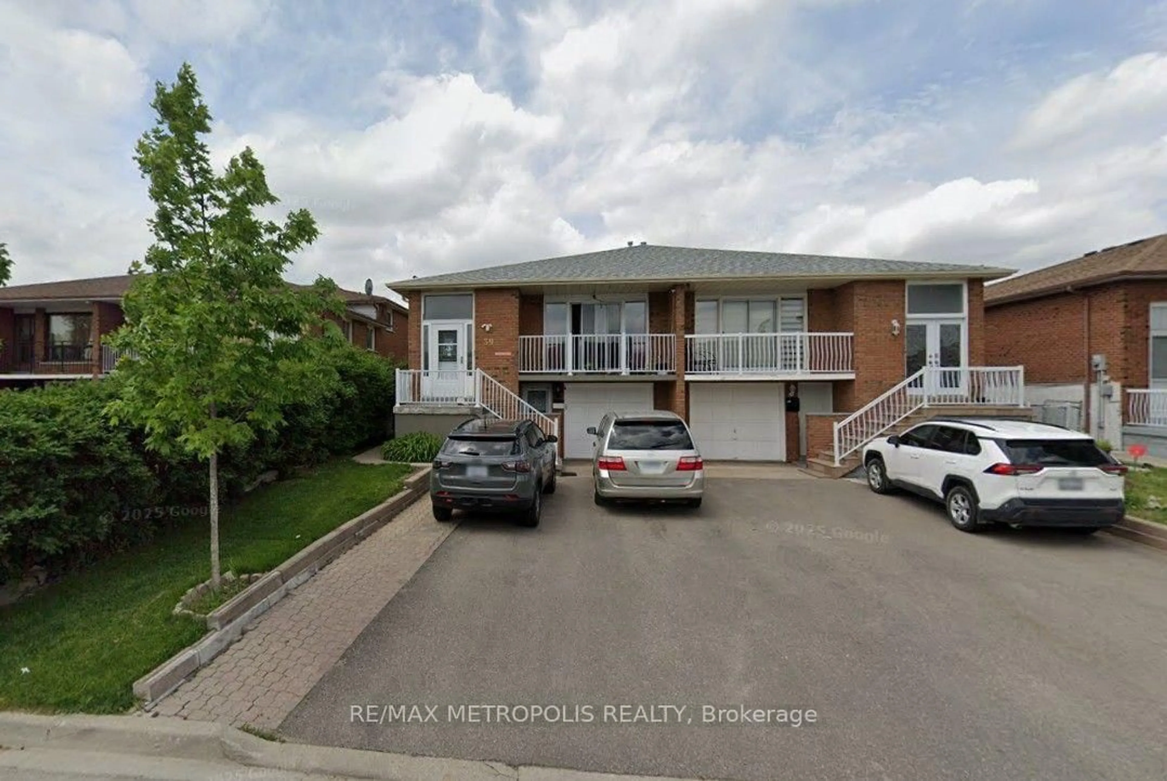 A pic from outside/outdoor area/front of a property/back of a property/a pic from drone, street for 39 Jellicoe Cres, Brampton Ontario L6S 3H7