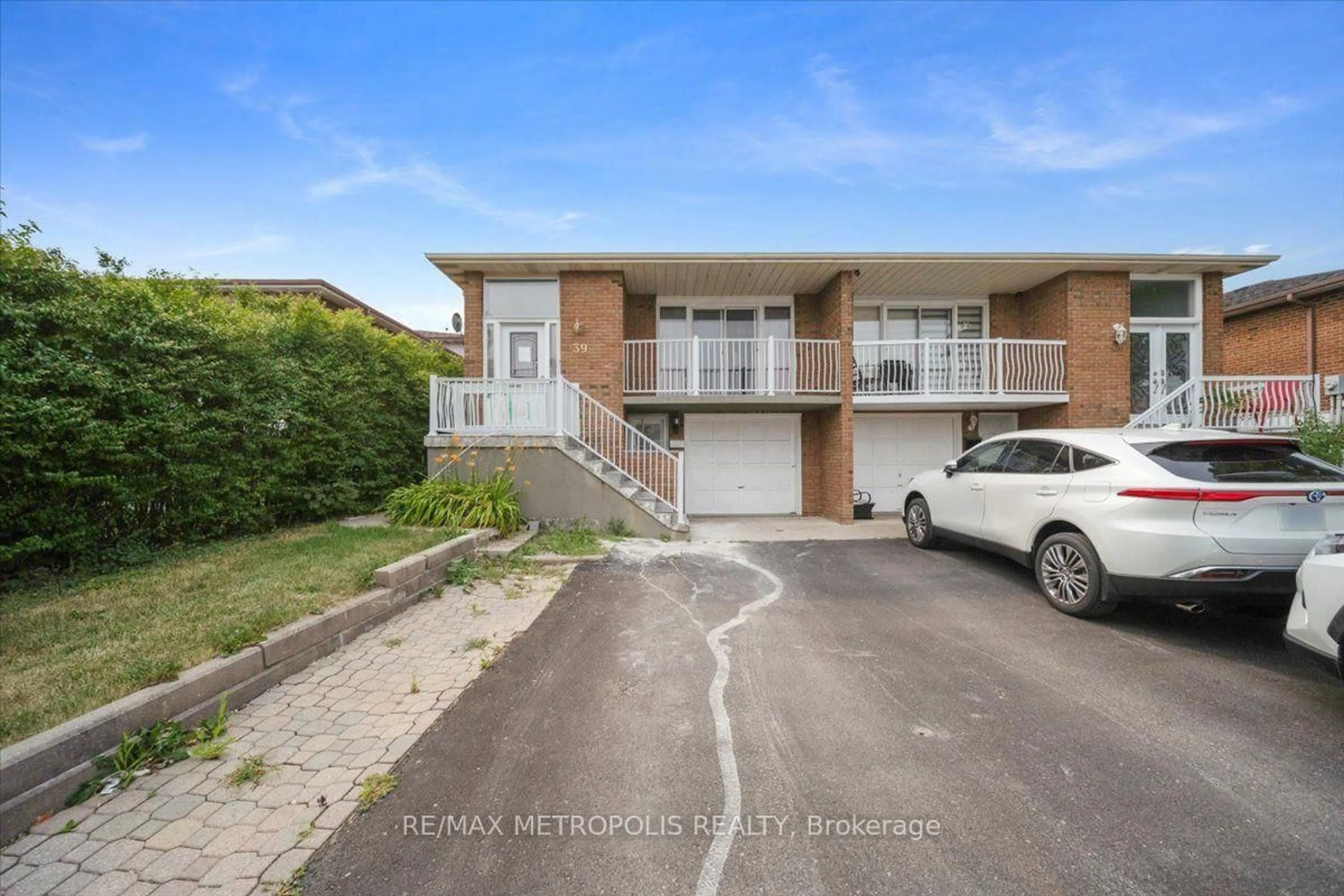 A pic from outside/outdoor area/front of a property/back of a property/a pic from drone, street for 39 Jellicoe Cres, Brampton Ontario L6S 3H7
