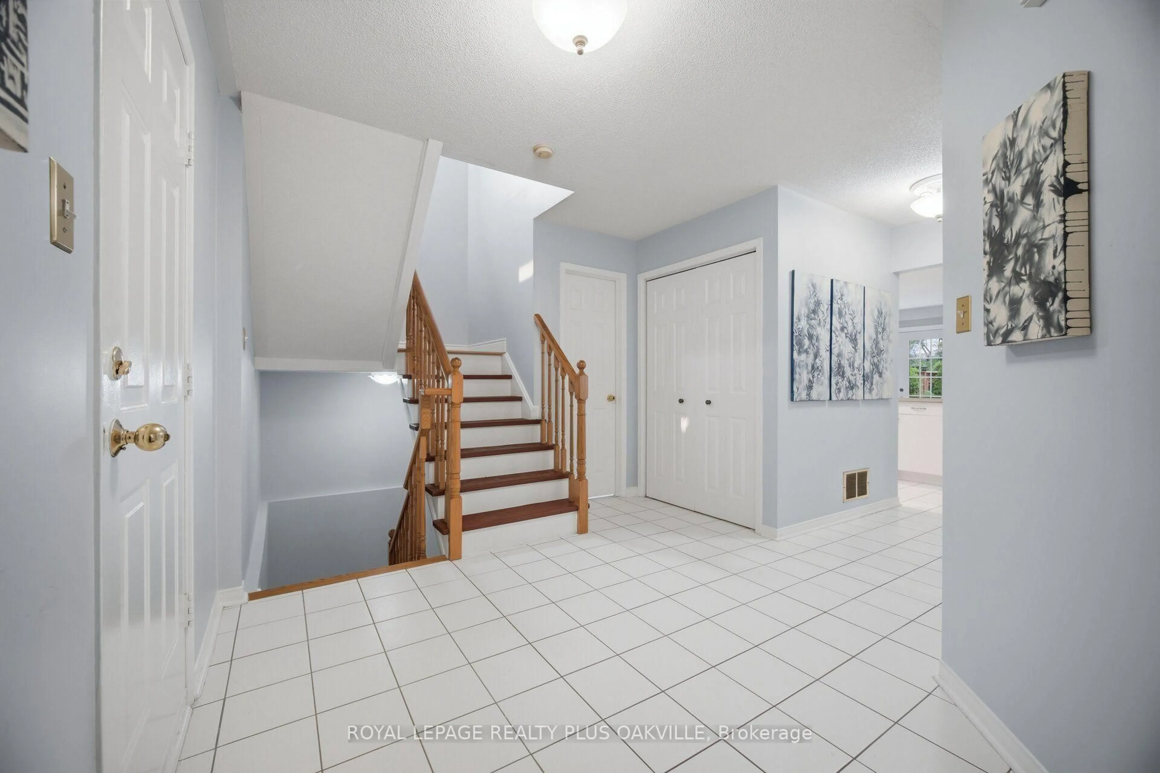 Indoor foyer for 5882 Cornell Cres, Mississauga Ontario L5M 5R6