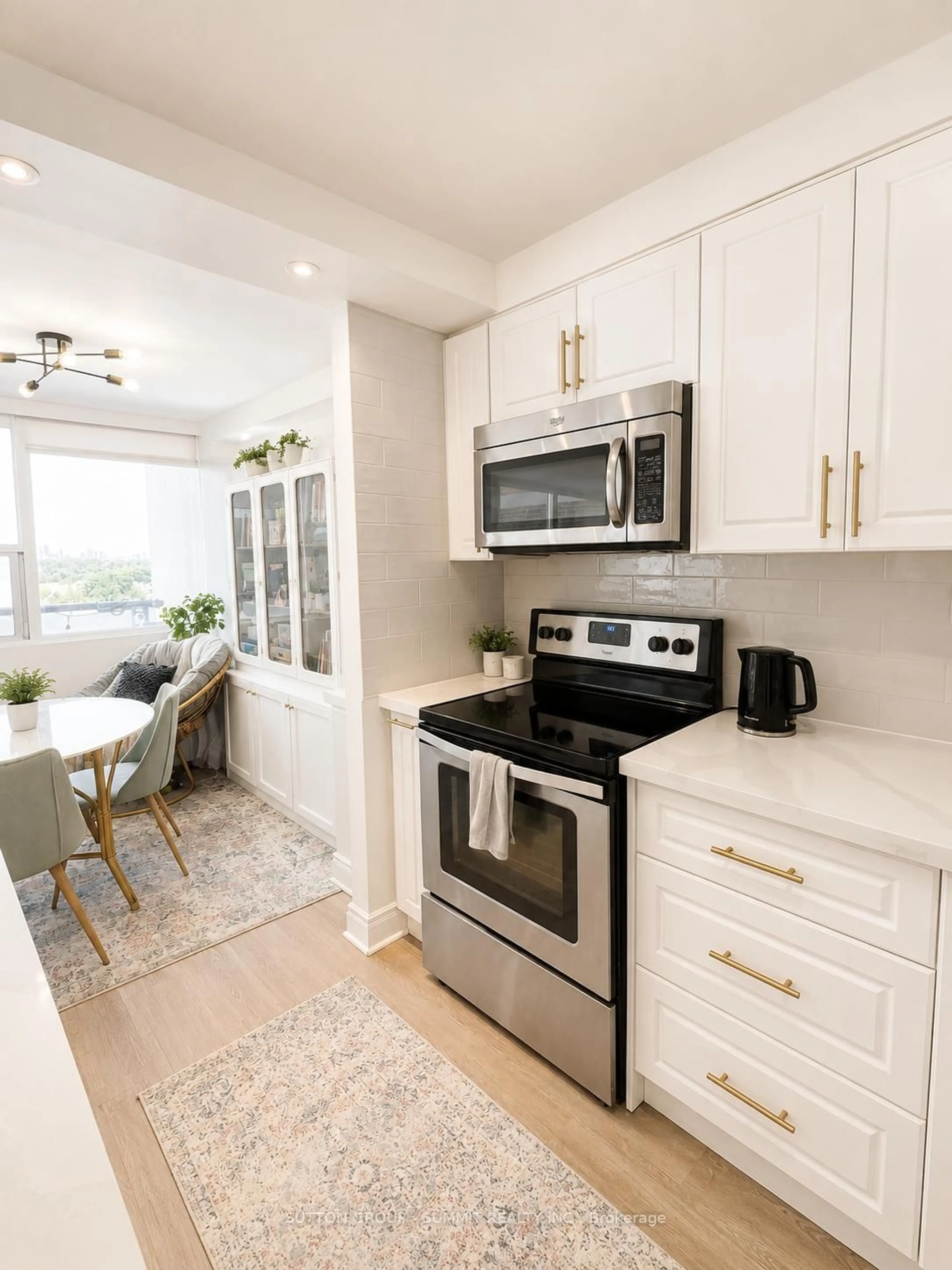 Open concept kitchen, ceramic/tile floor for 2121 Roche Crt #514, Mississauga Ontario L5K 2C7