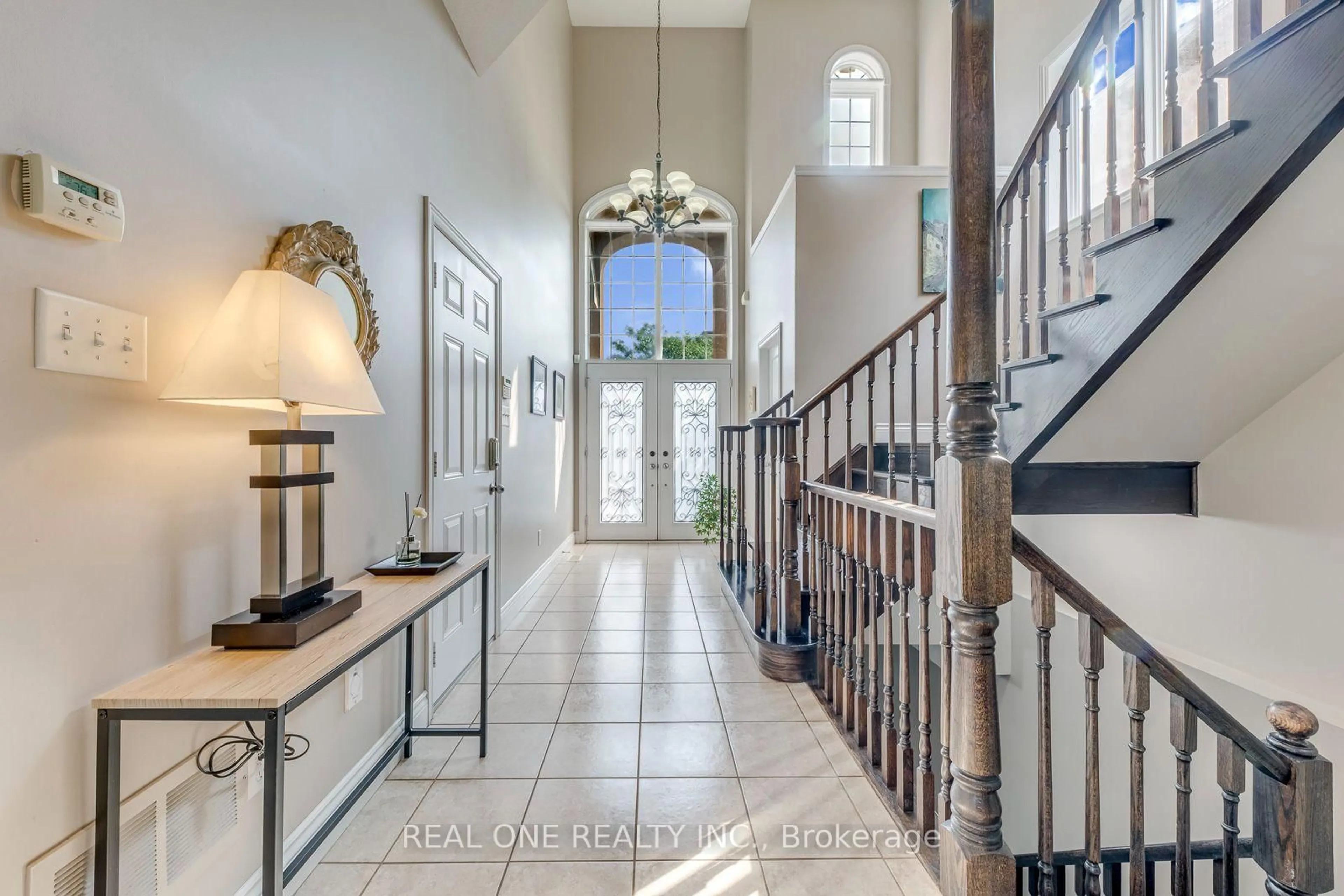 Indoor foyer for 2310 Millstone Dr, Oakville Ontario L6M 0H1