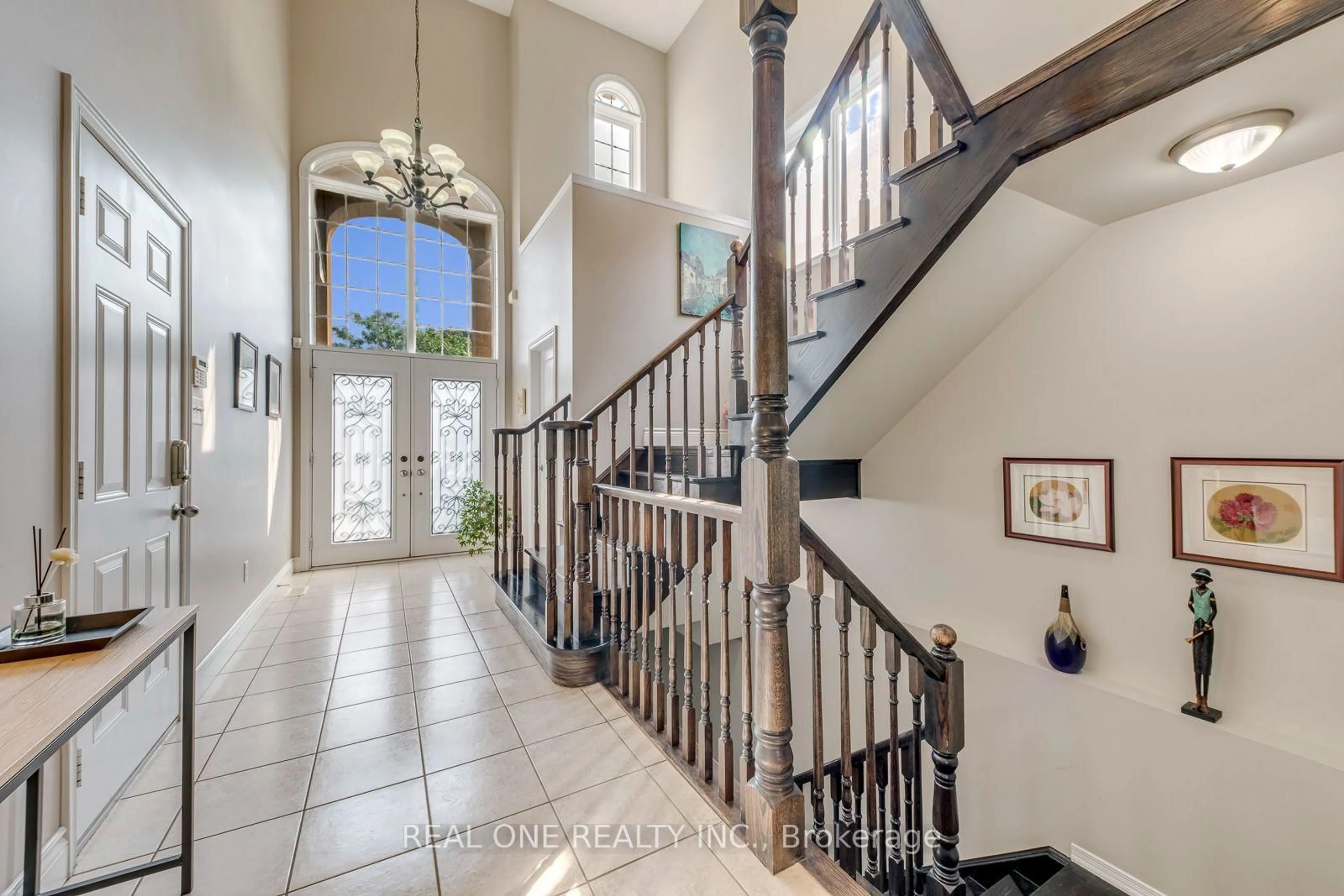 Indoor entryway for 2310 Millstone Dr, Oakville Ontario L6M 0H1