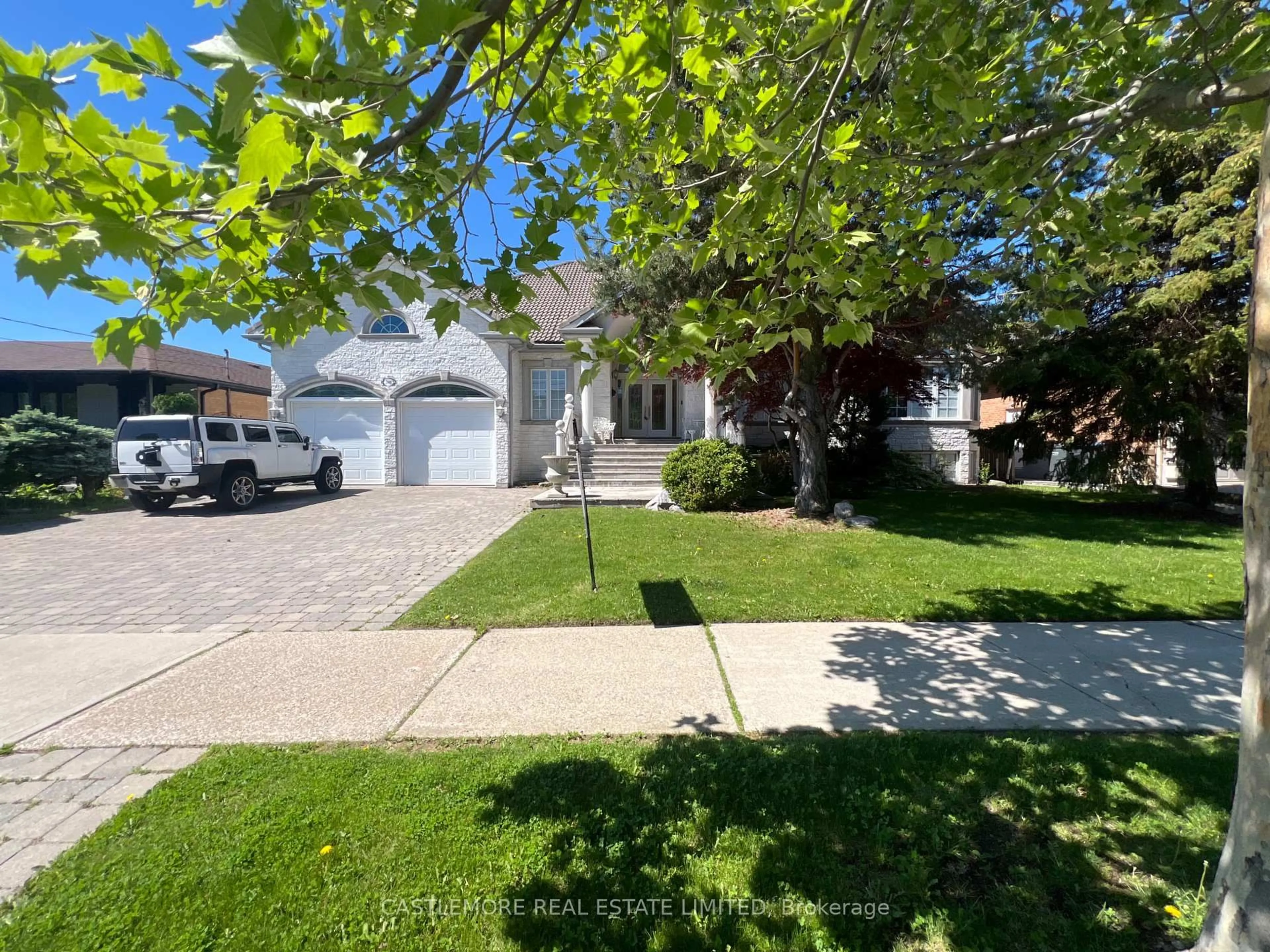 A pic from outside/outdoor area/front of a property/back of a property/a pic from drone, street for 2444 hensall Rd, Mississauga Ontario L5A 2T2