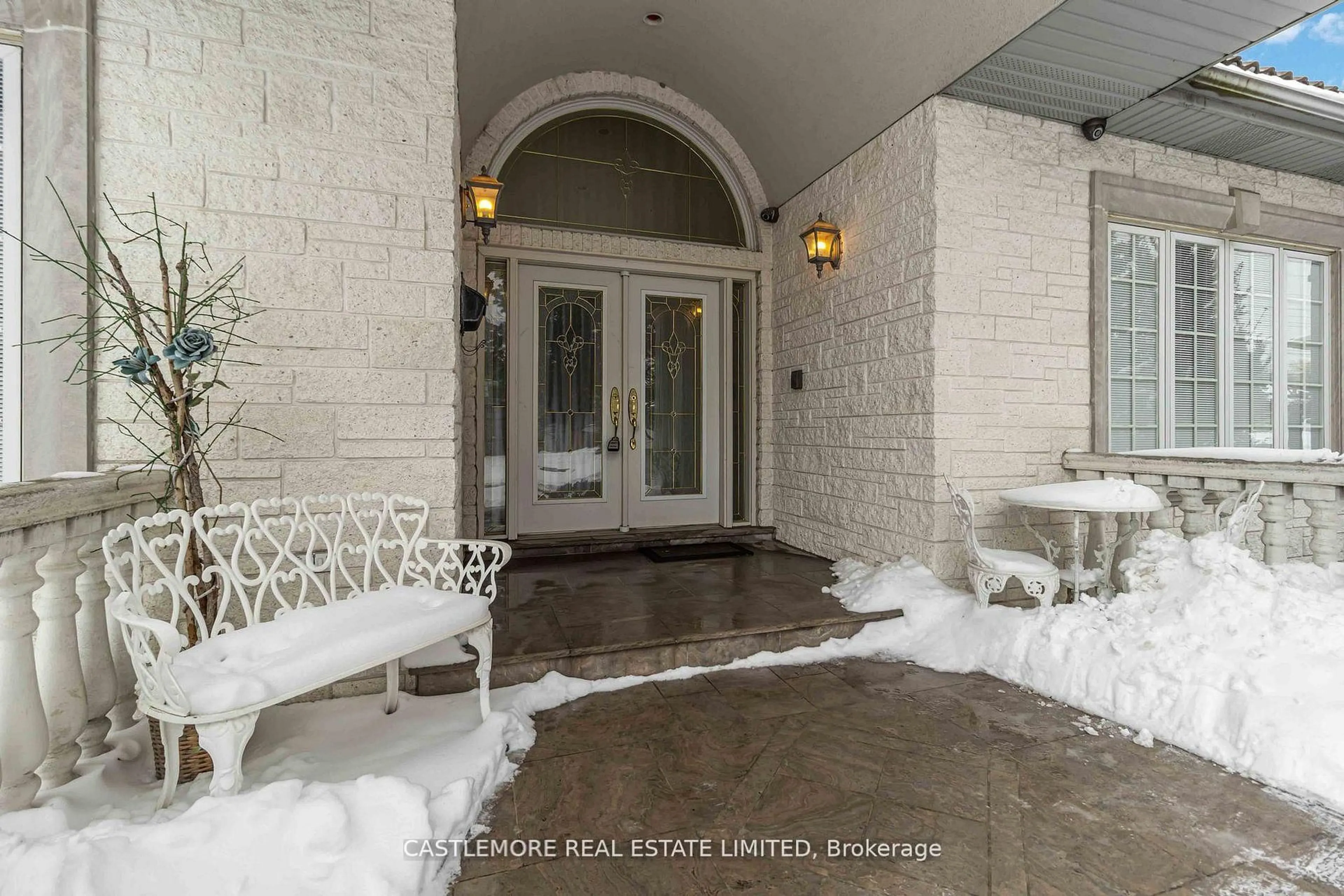 Indoor foyer for 2444 hensall Rd, Mississauga Ontario L5A 2T2