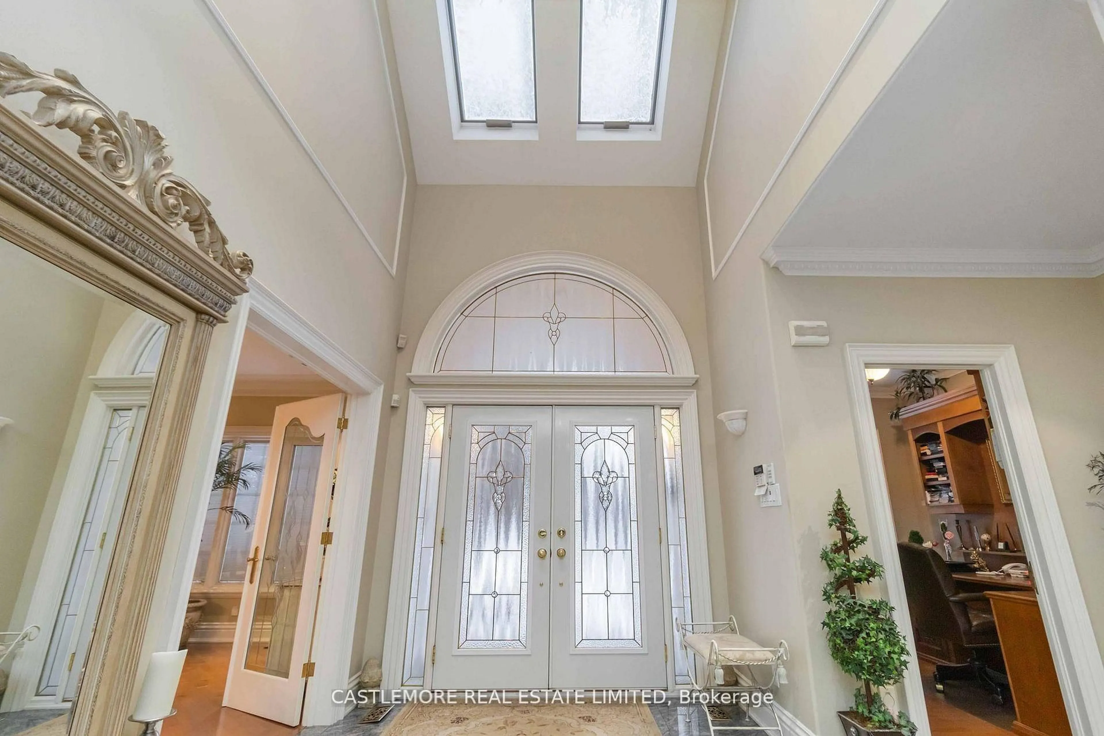 Indoor foyer for 2444 hensall Rd, Mississauga Ontario L5A 2T2