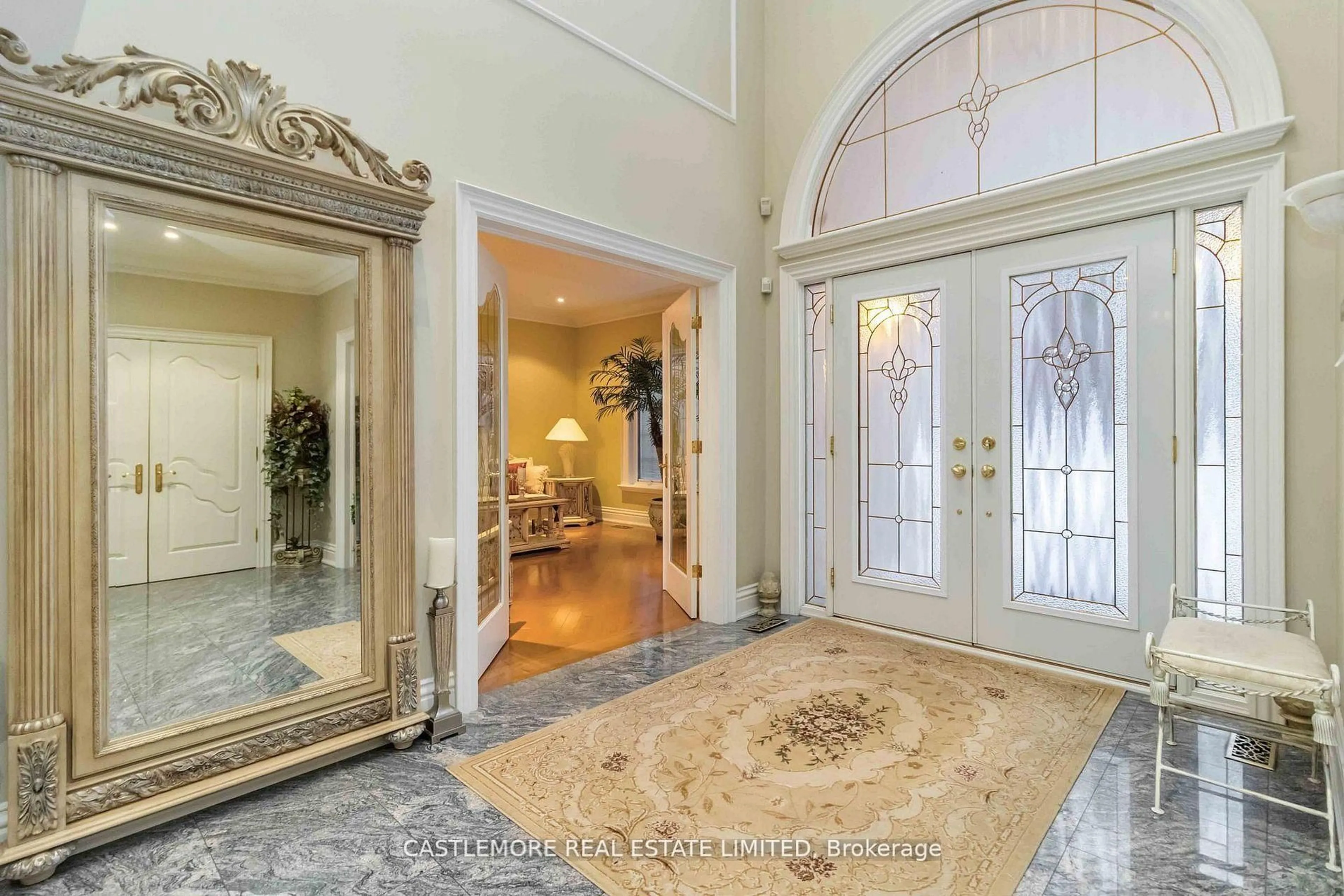 Indoor entryway for 2444 hensall Rd, Mississauga Ontario L5A 2T2