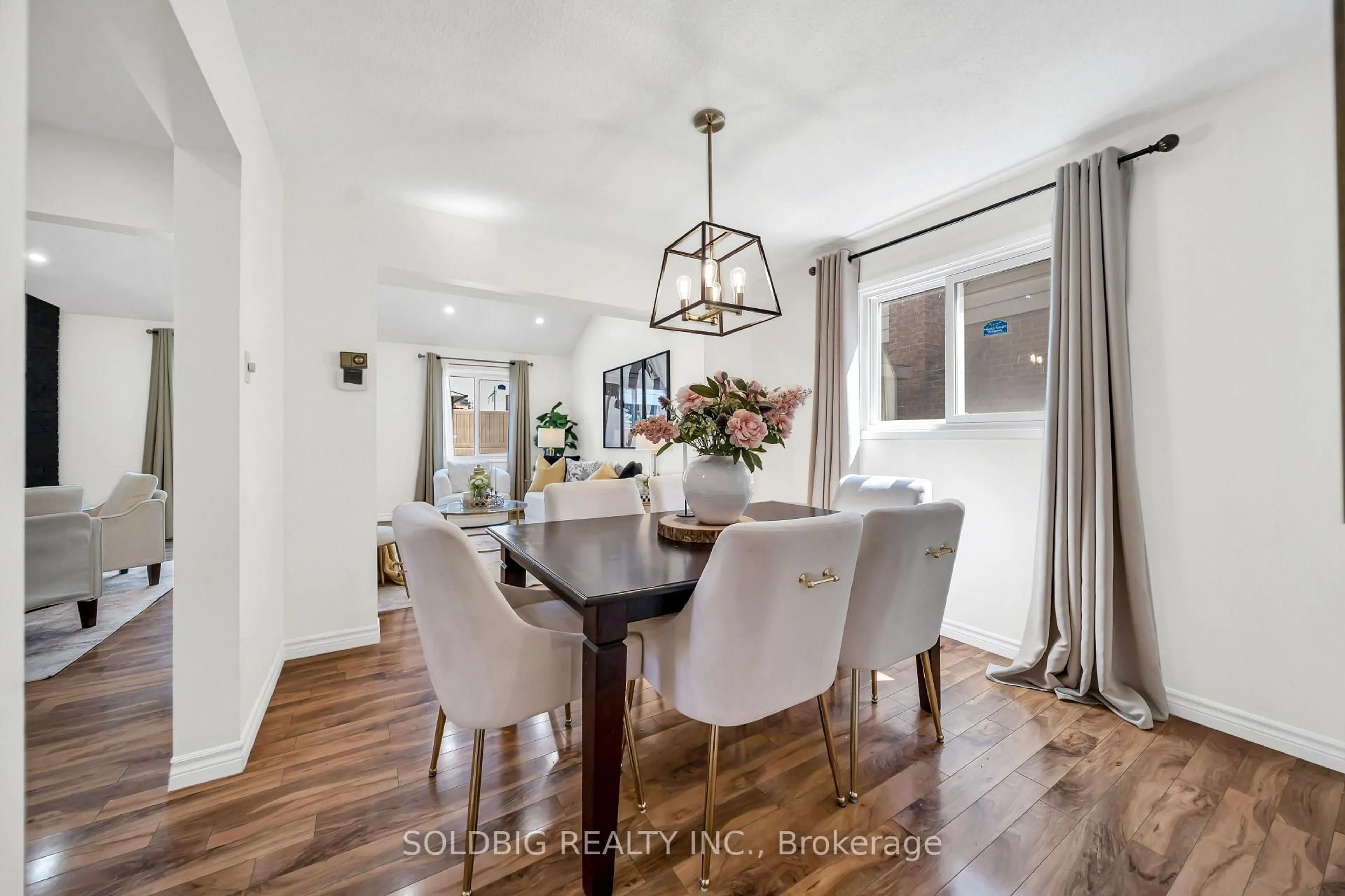 Dining room, wood/laminate floor for 76 Banting Cres, Brampton Ontario L6Y 2K9