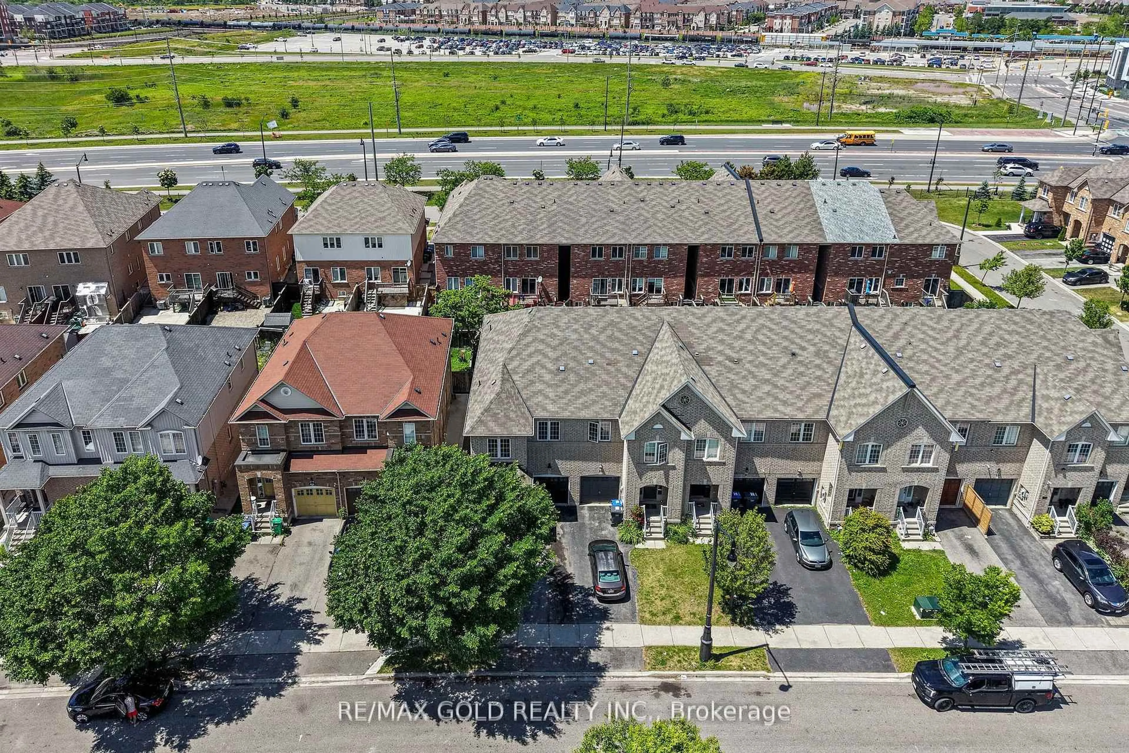 A pic from outside/outdoor area/front of a property/back of a property/a pic from drone, city buildings view from balcony for 25 Frenchpark Circ, Brampton Ontario L6X 0Y5