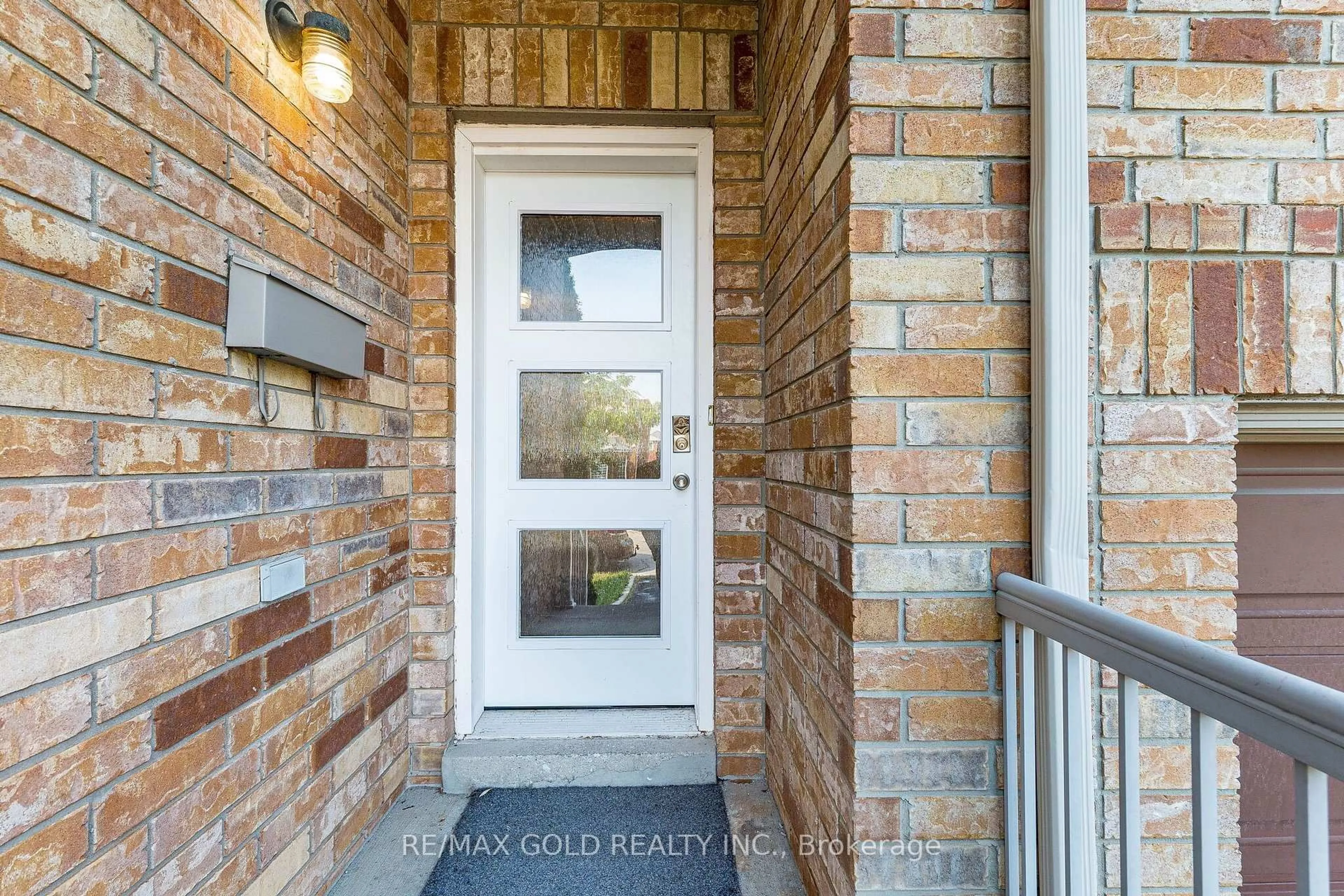 Indoor entryway for 77 Schooner Dr, Brampton Ontario L7A 3J1