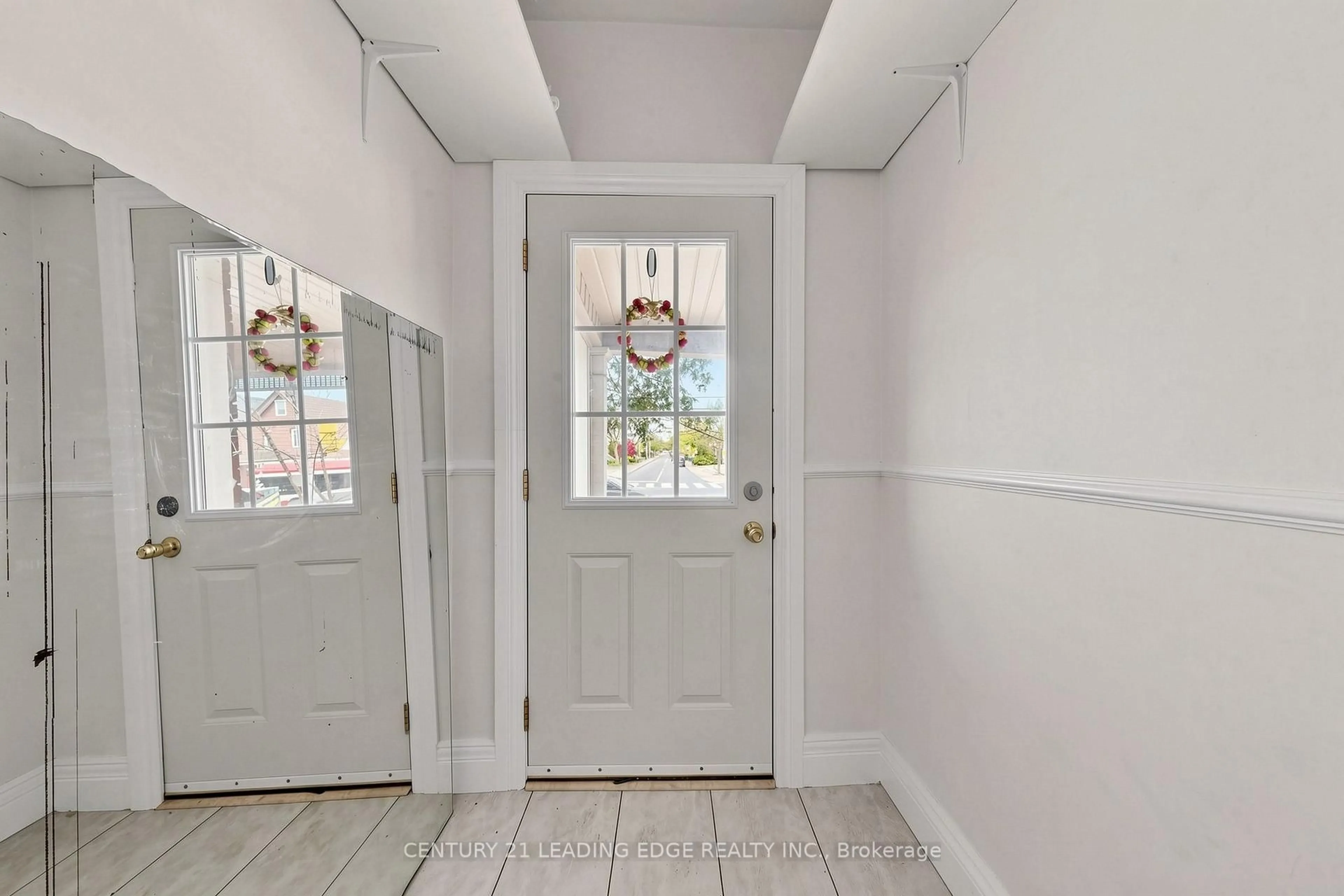 Indoor entryway for 1132 DUFFERIN St, Toronto Ontario M6H 4B6