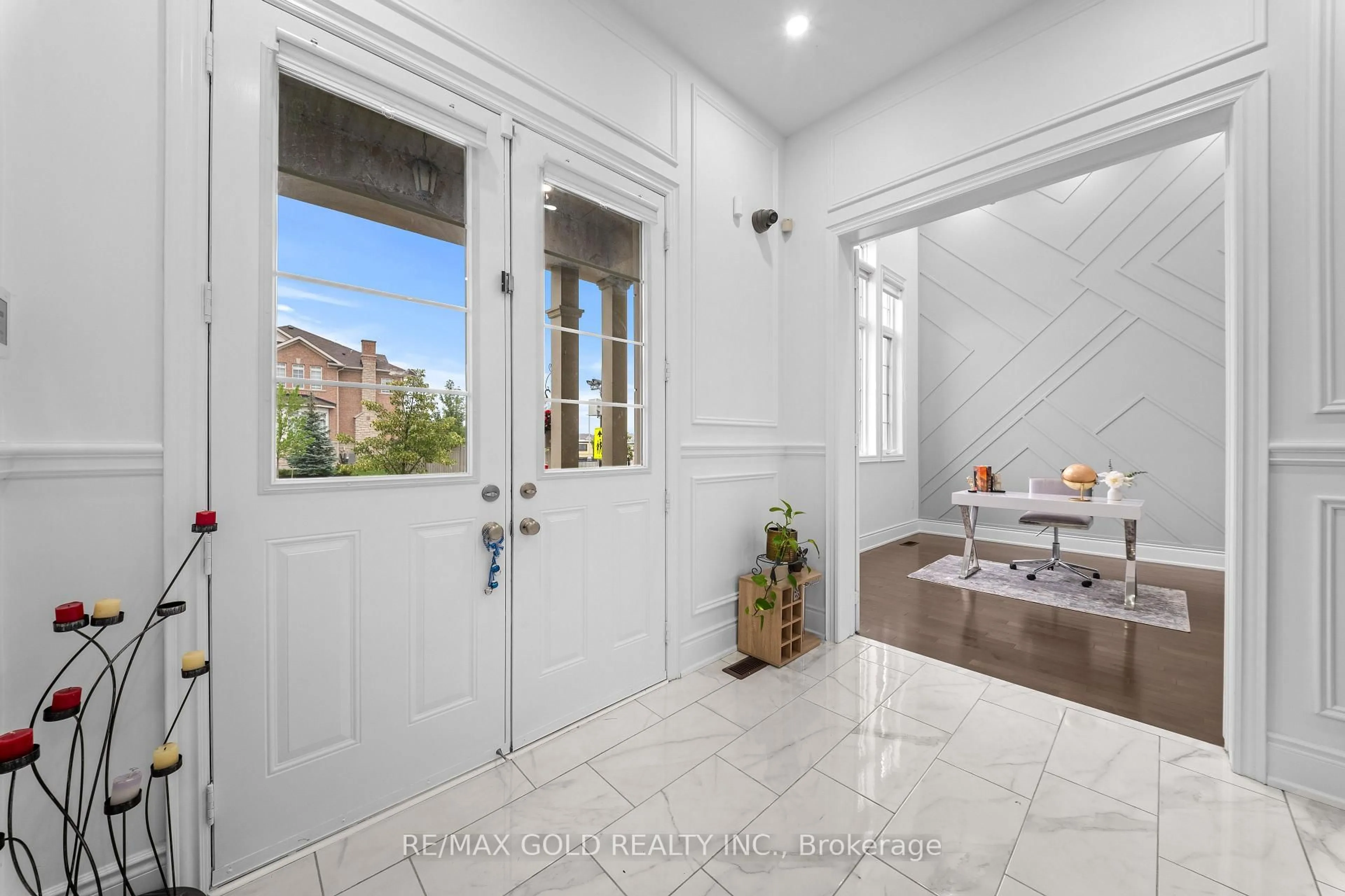 Indoor entryway for 73 Squire Ellis Dr, Brampton Ontario L6P 4C2