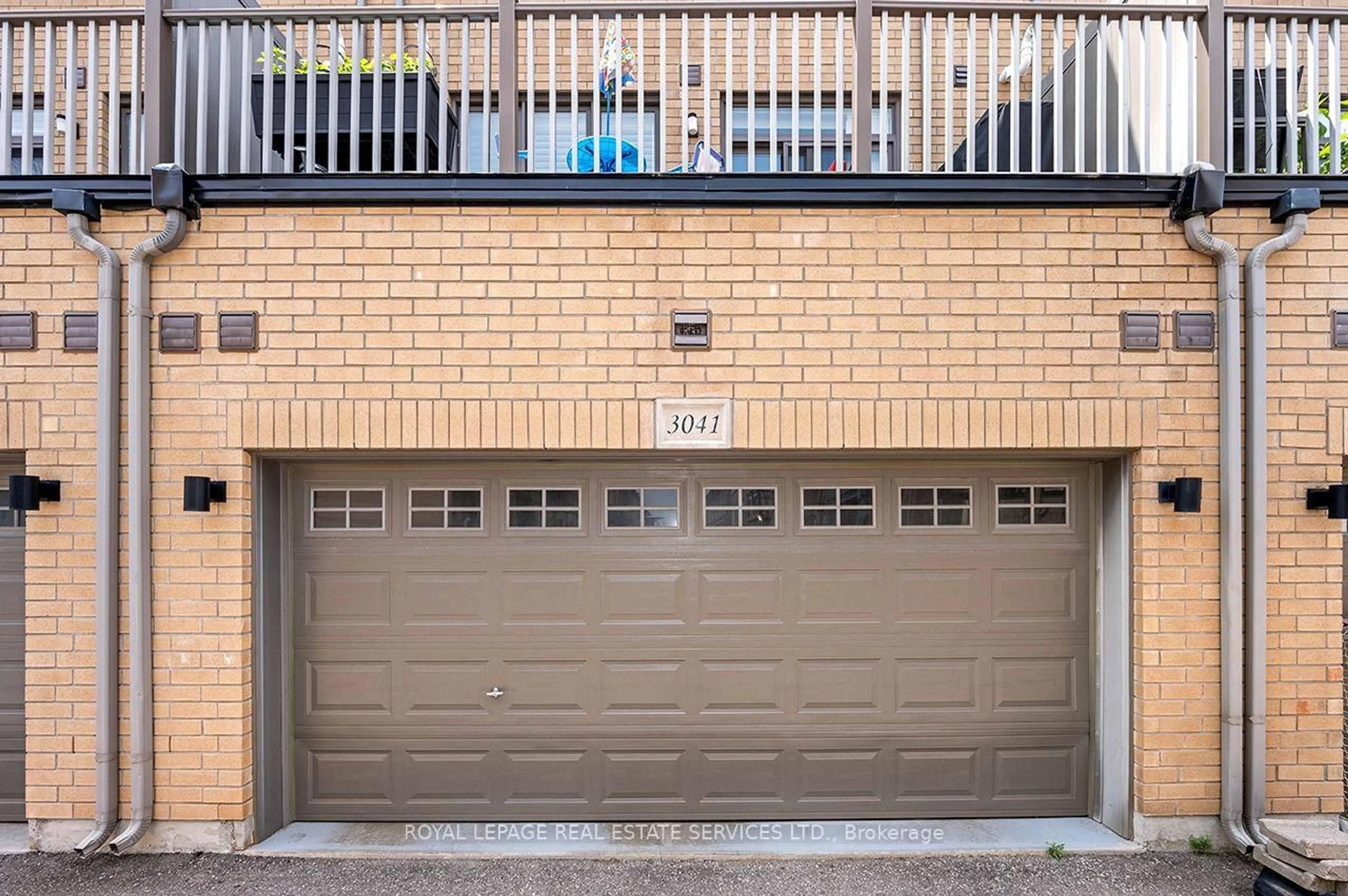 Indoor garage for 3041 Ernest Appelbe Blvd, Oakville Ontario L6H 0N8