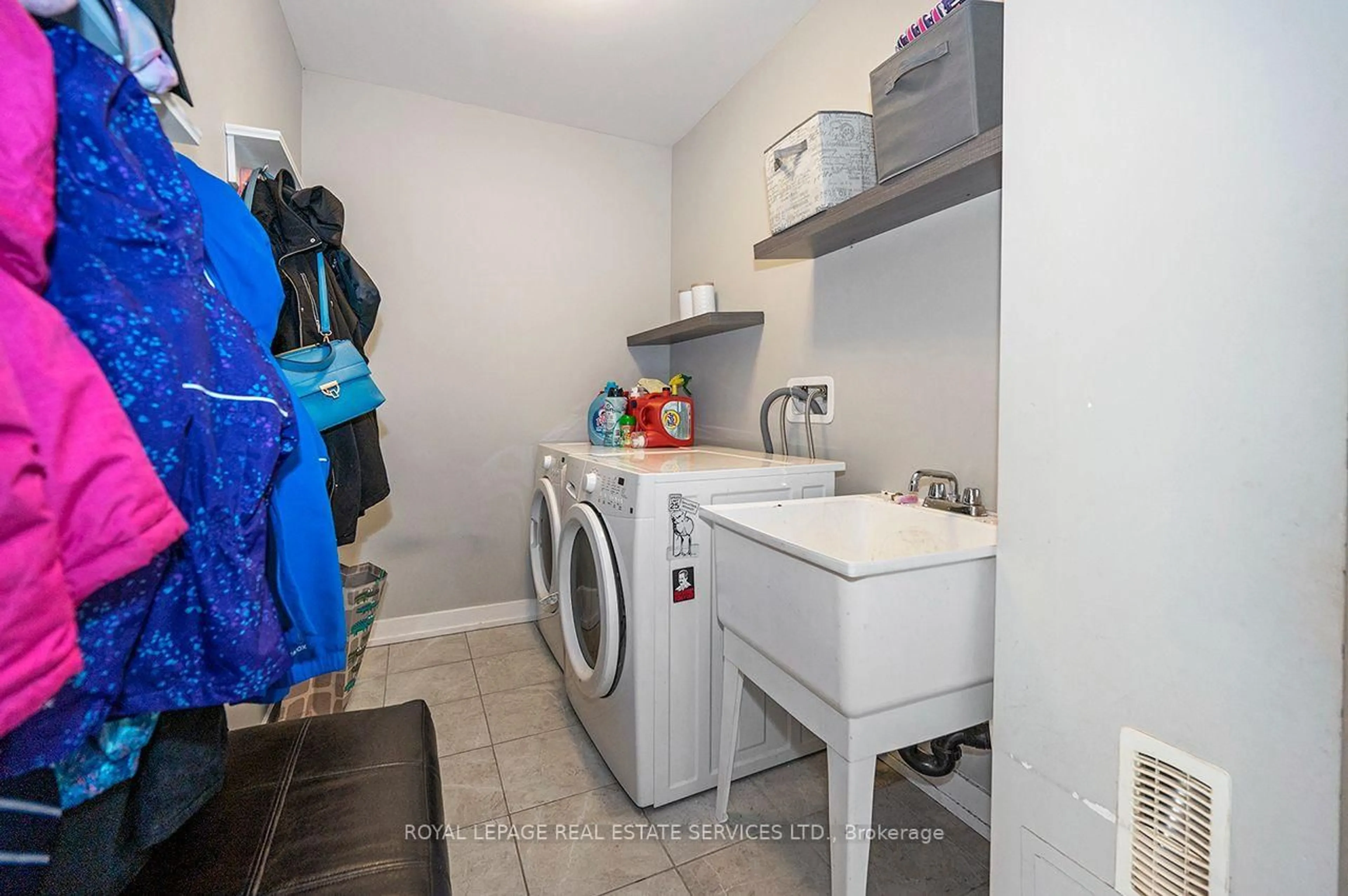 Laundry room for 3041 Ernest Appelbe Blvd, Oakville Ontario L6H 0N8