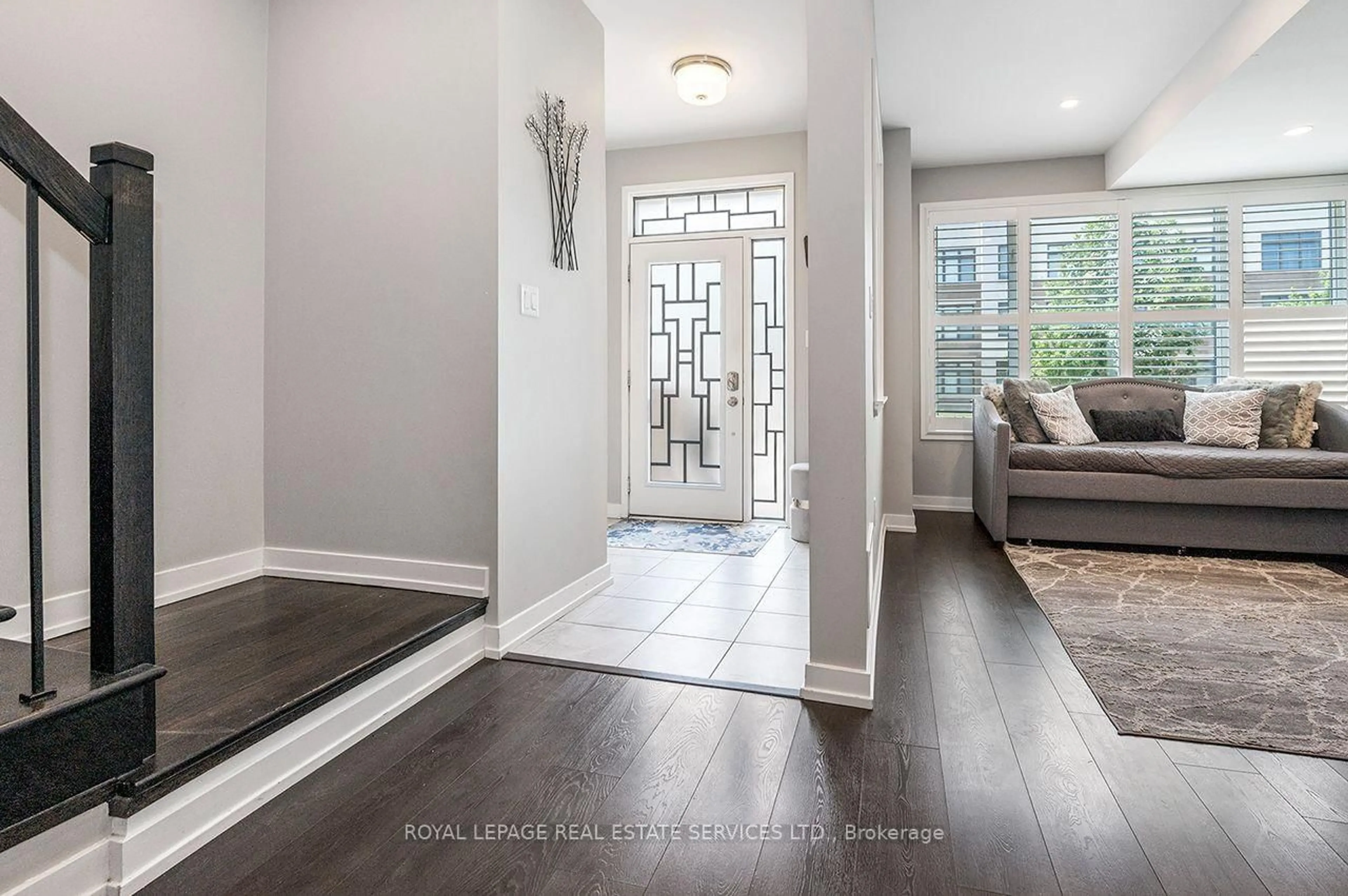 Indoor entryway for 3041 Ernest Appelbe Blvd, Oakville Ontario L6H 0N8