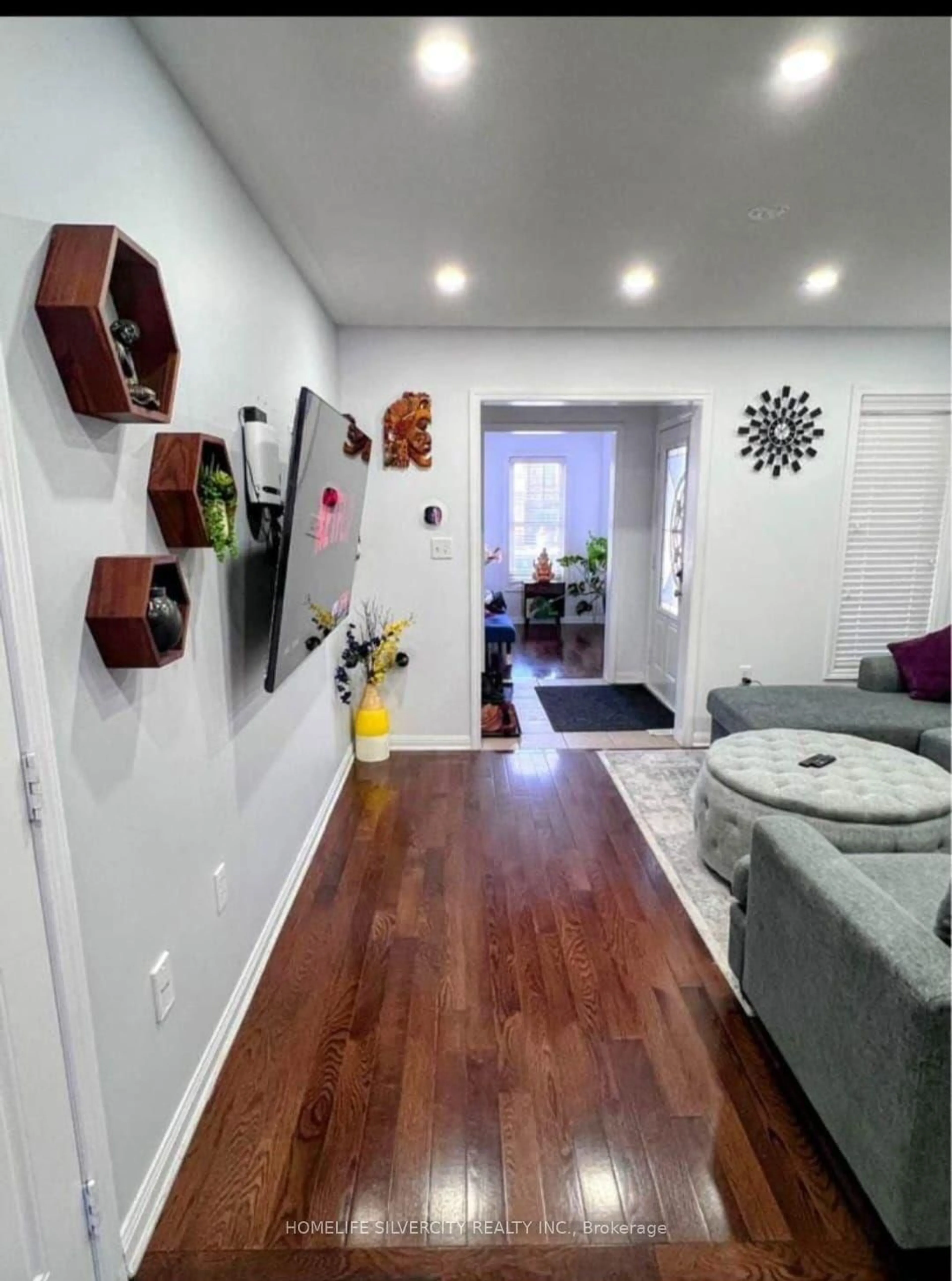 Indoor entryway for 7 Biddens Sq, Brampton Ontario L6P 3R2