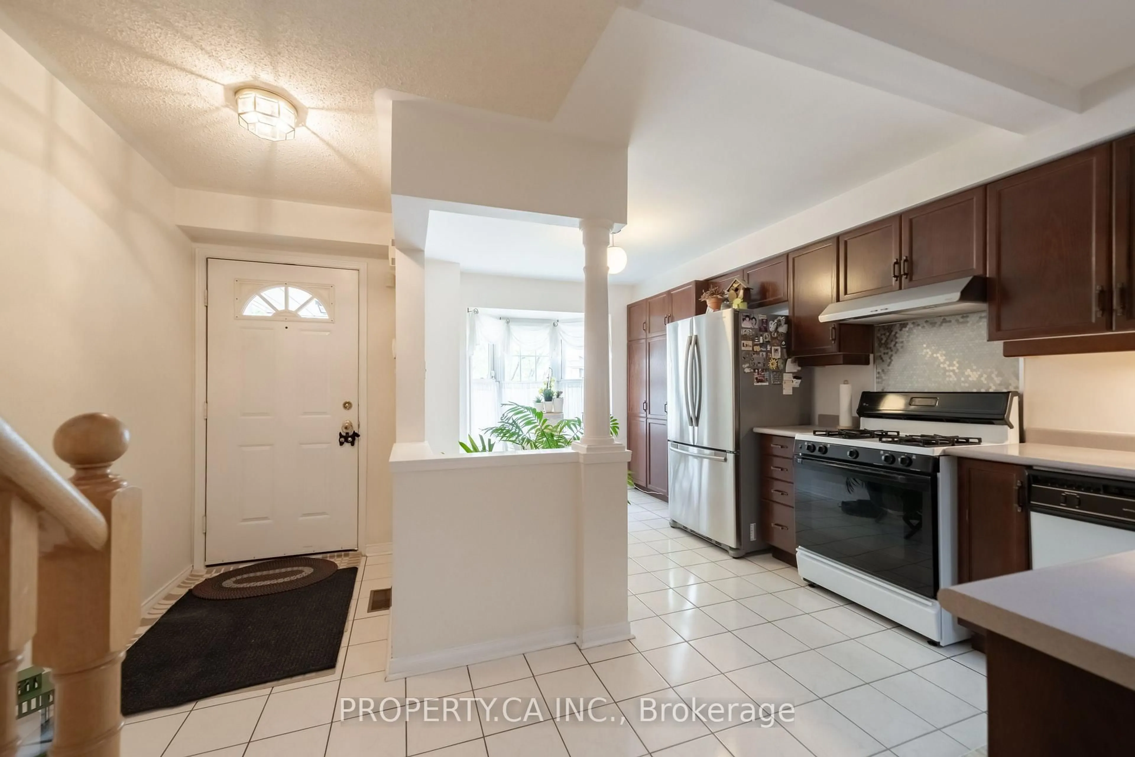 Indoor entryway for 72 Desert Sand Dr, Brampton Ontario L6R 1V6