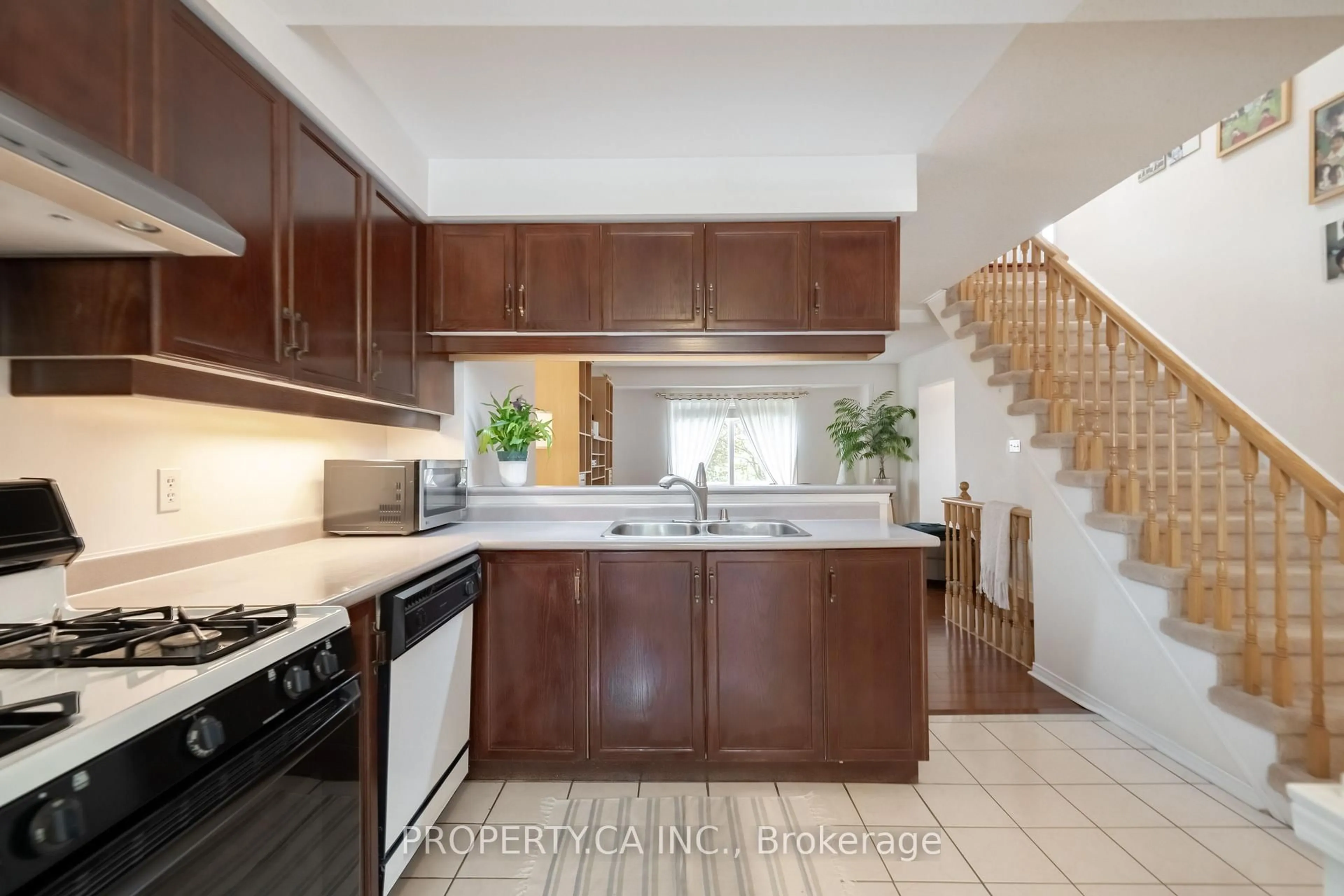 Standard kitchen, ceramic/tile floor for 72 Desert Sand Dr, Brampton Ontario L6R 1V6