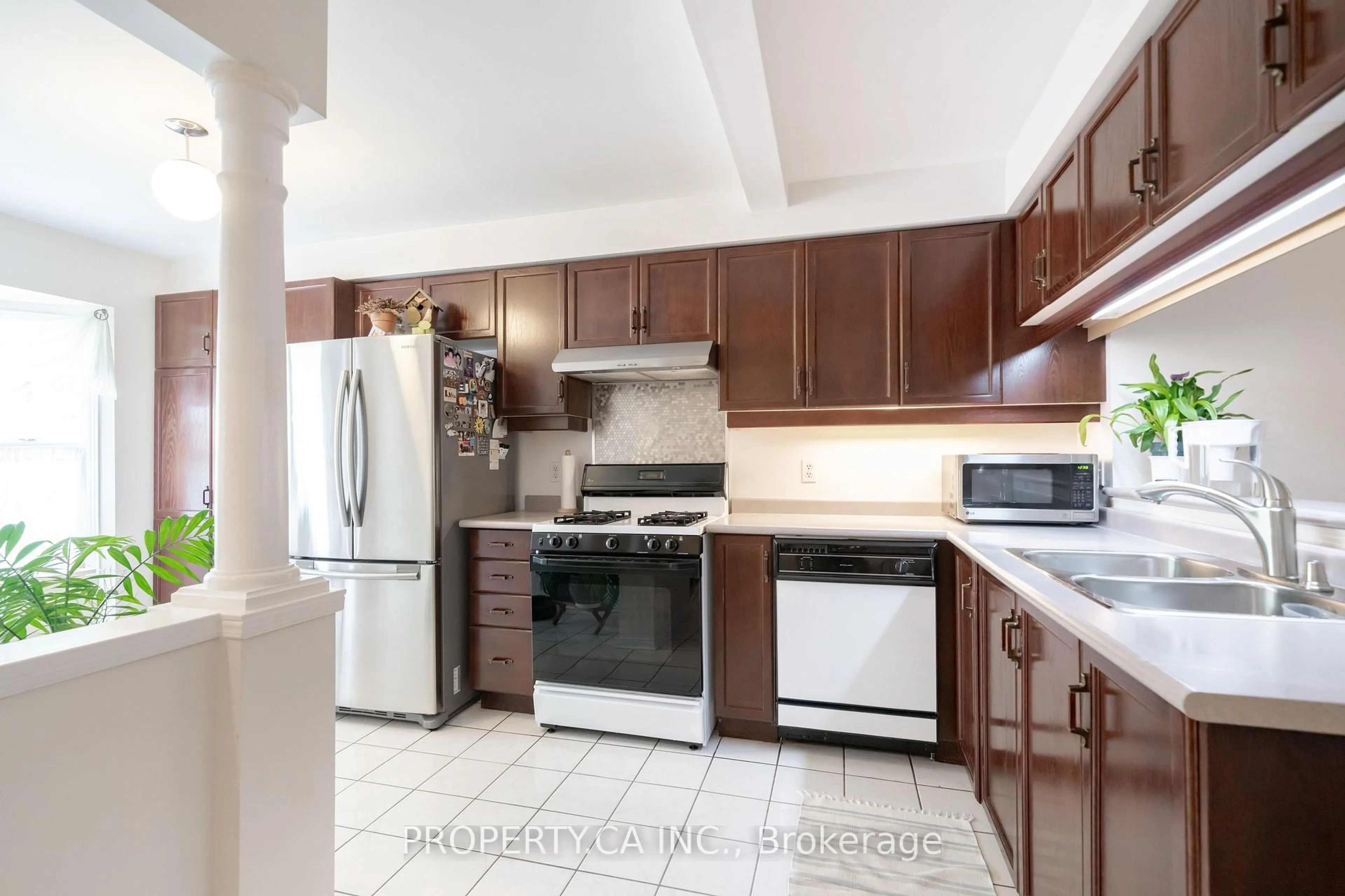 Standard kitchen, ceramic/tile floor for 72 Desert Sand Dr, Brampton Ontario L6R 1V6