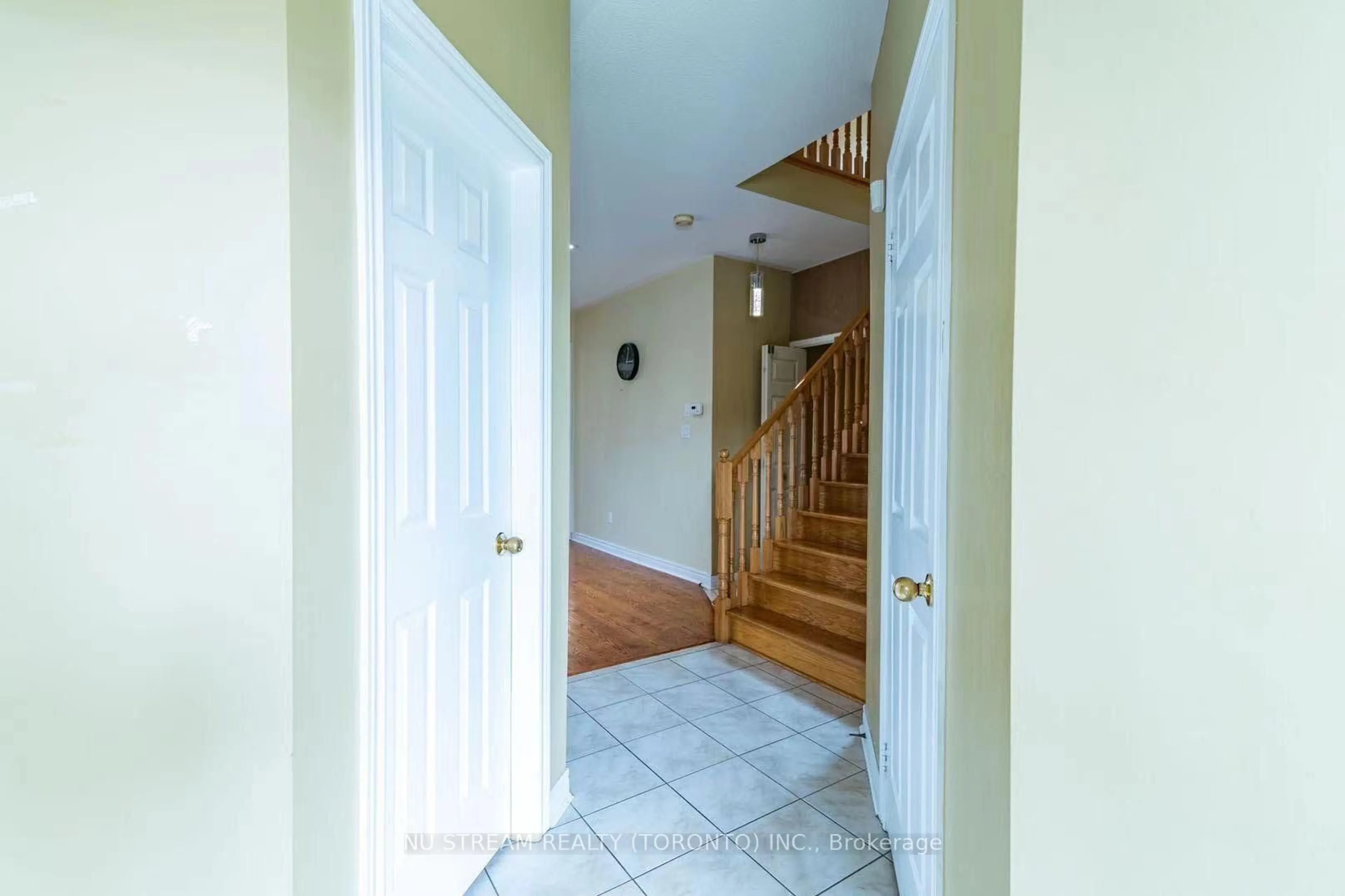 Indoor entryway for 5139 Oscar Peterson Blvd, Mississauga Ontario L5M 7W4