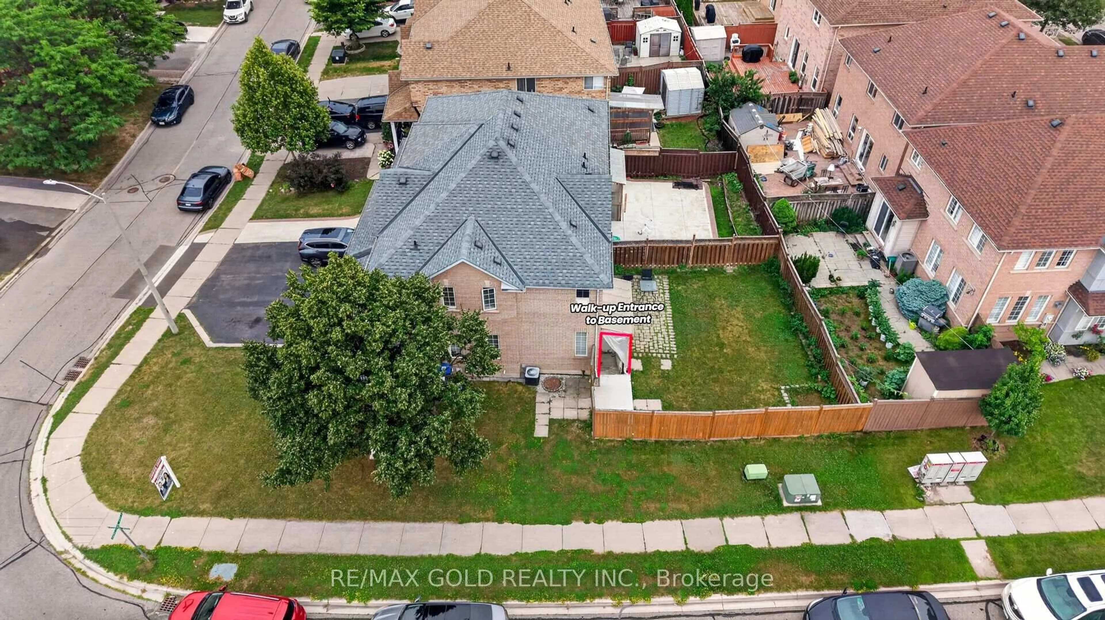 A pic from outside/outdoor area/front of a property/back of a property/a pic from drone, street for 52 Junction Cres, Brampton Ontario L7A 2G9