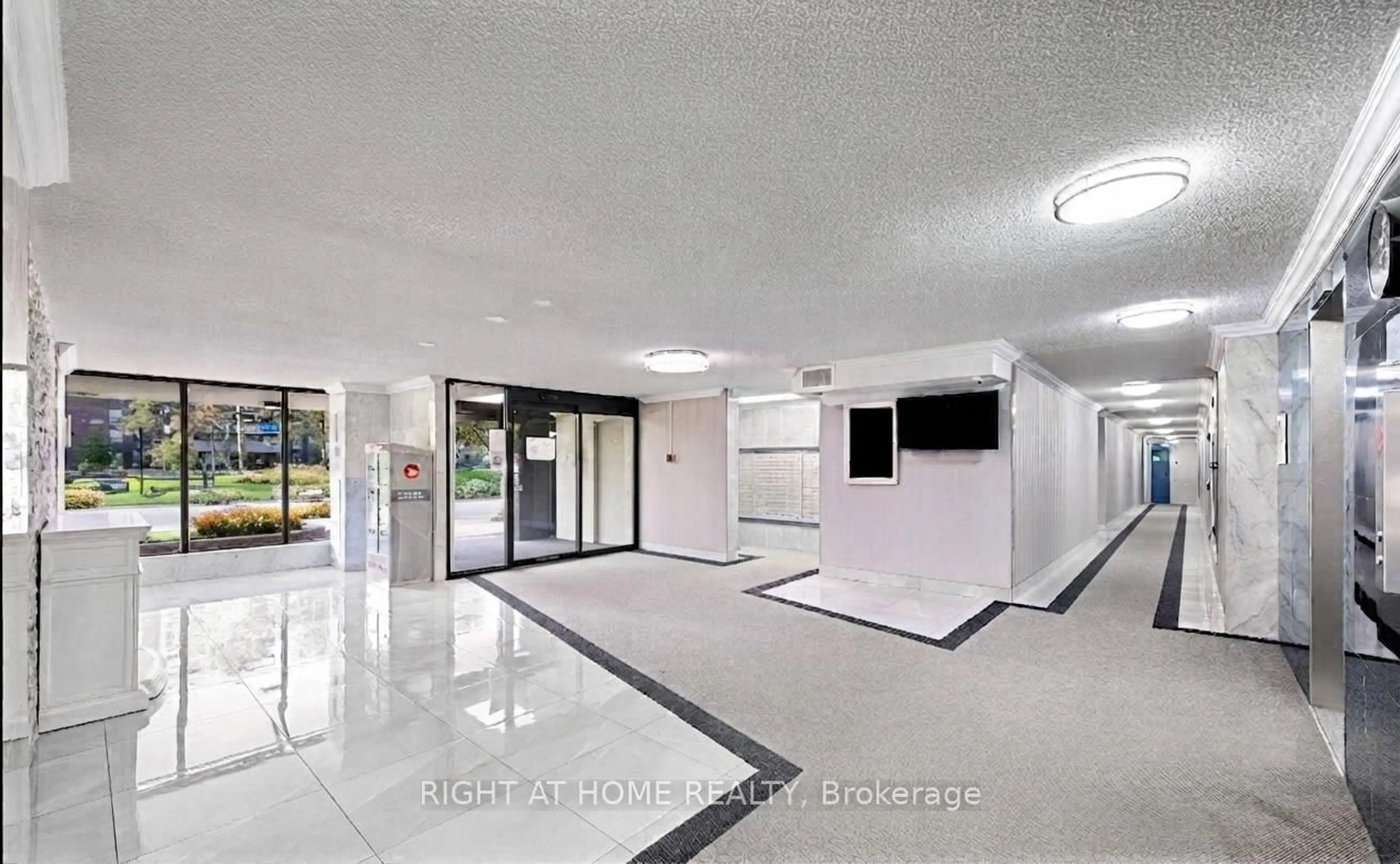Indoor foyer for 4 Kings Cross Rd #2106, Brampton Ontario L6T 3X8