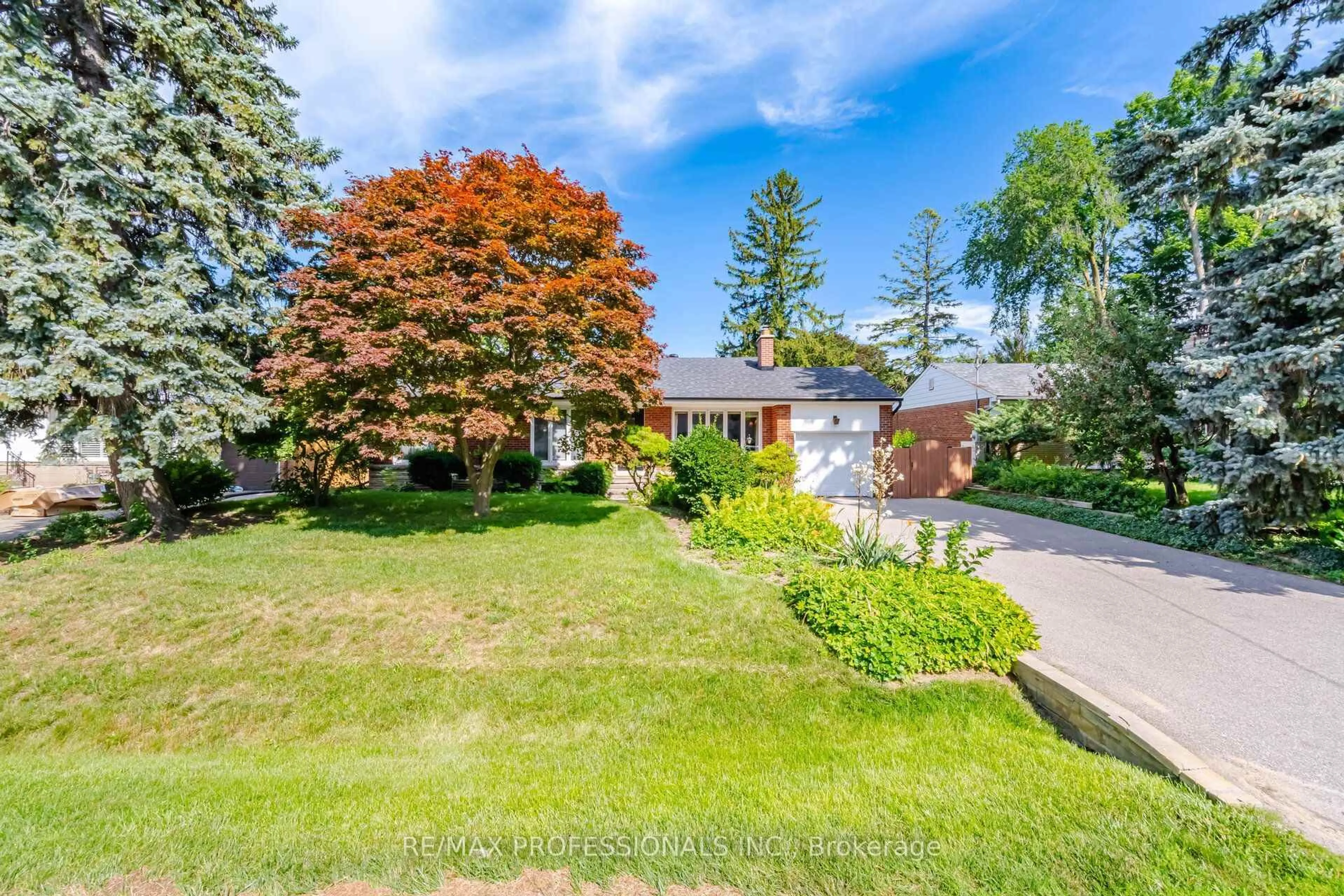 A pic from outside/outdoor area/front of a property/back of a property/a pic from drone, street for 1453 Glenwatson Dr, Mississauga Ontario L5E 2V8