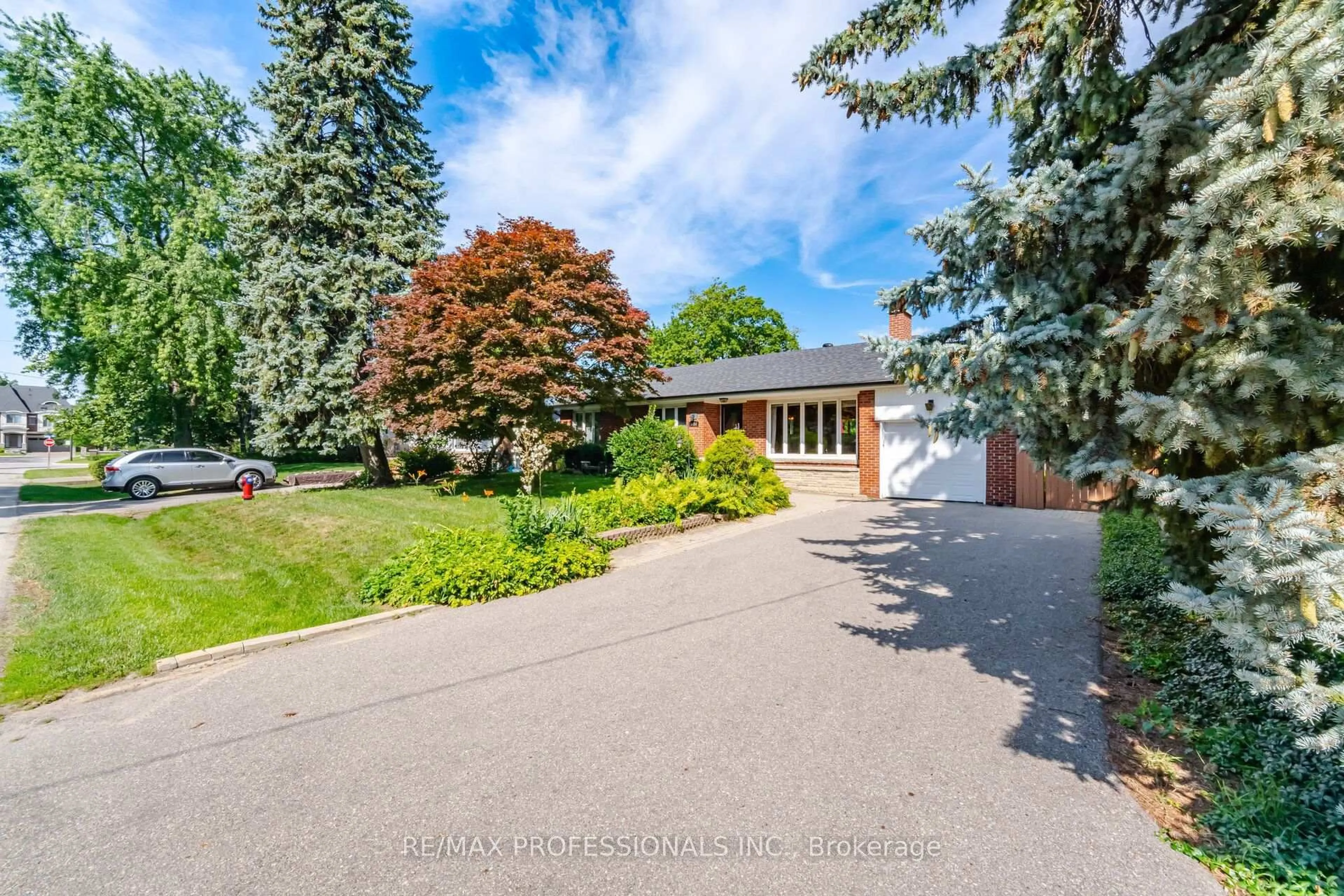 A pic from outside/outdoor area/front of a property/back of a property/a pic from drone, street for 1453 Glenwatson Dr, Mississauga Ontario L5E 2V8