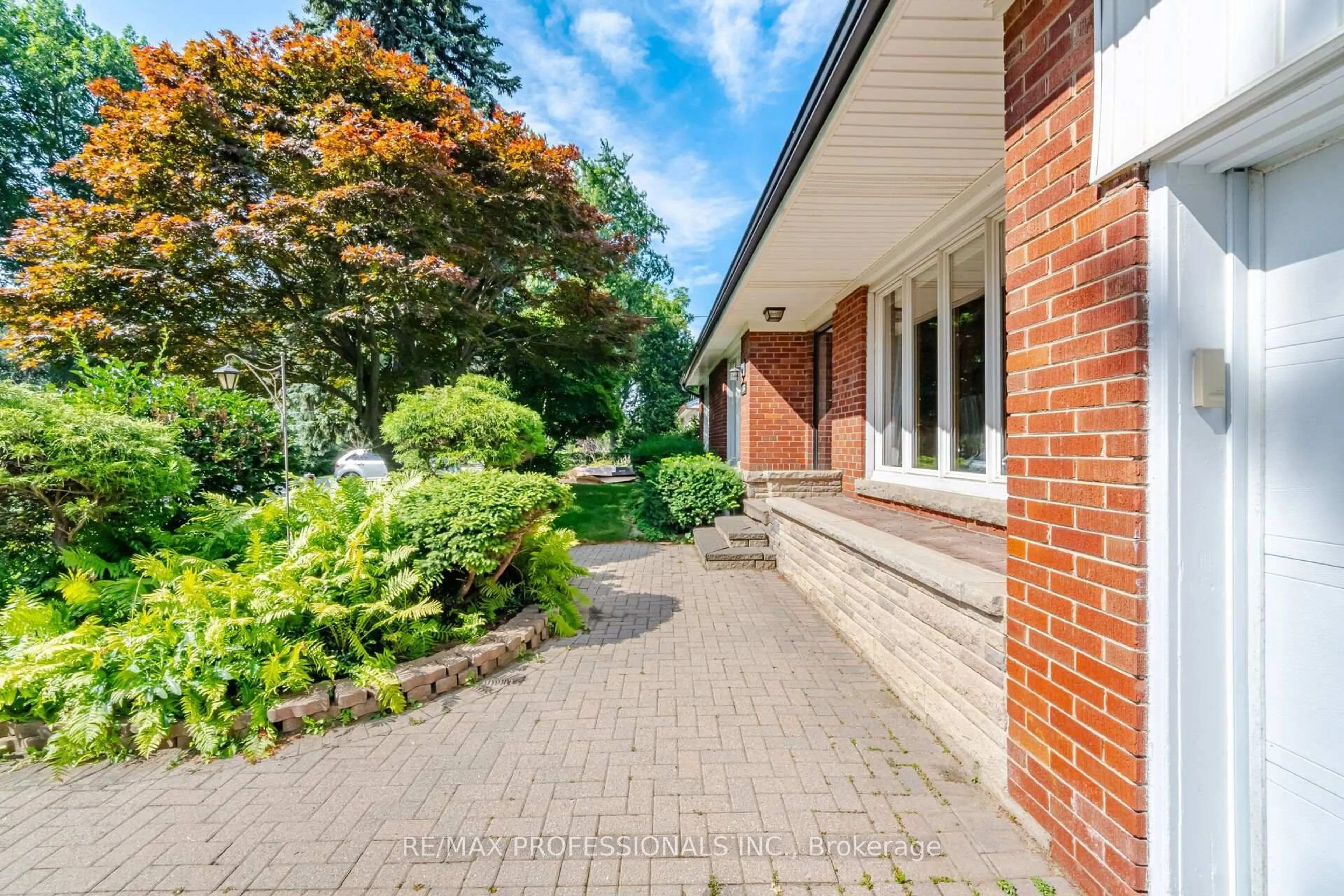 Patio, street for 1453 Glenwatson Dr, Mississauga Ontario L5E 2V8