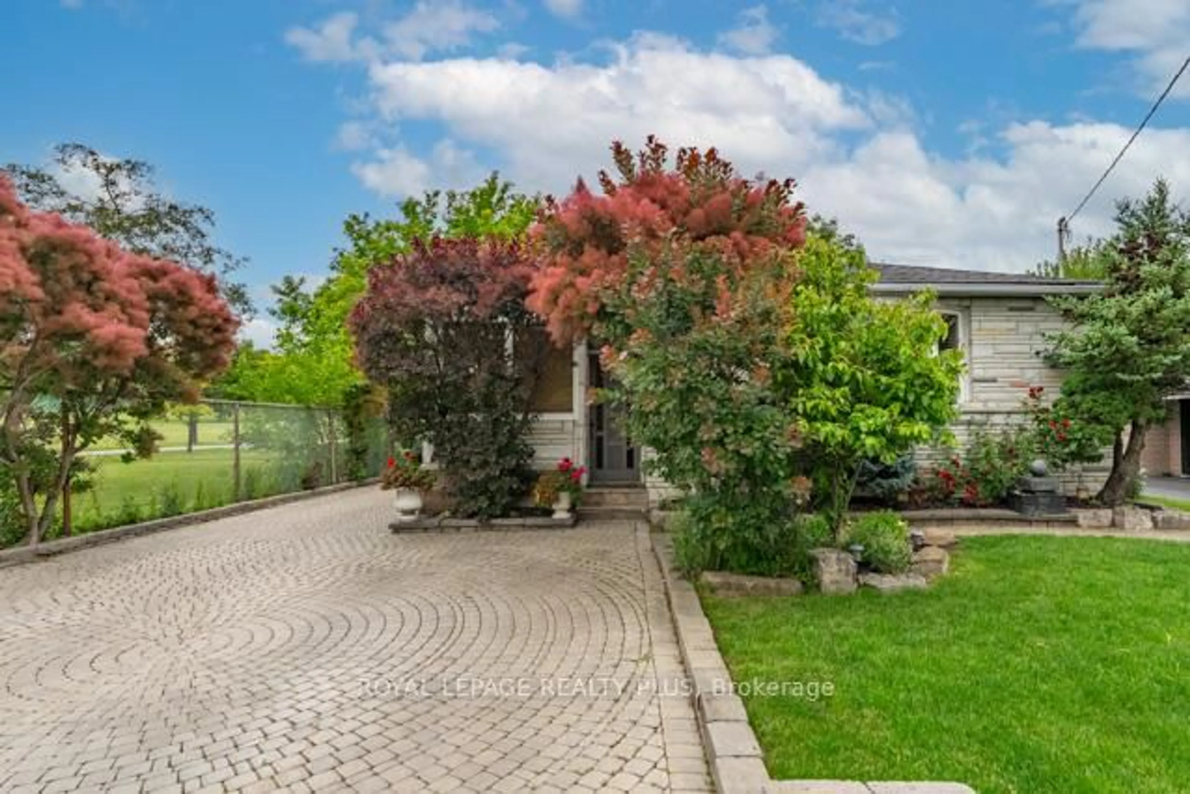 A pic from outside/outdoor area/front of a property/back of a property/a pic from drone, street for 87 Hullmar Dr, Toronto Ontario M3N 2E2
