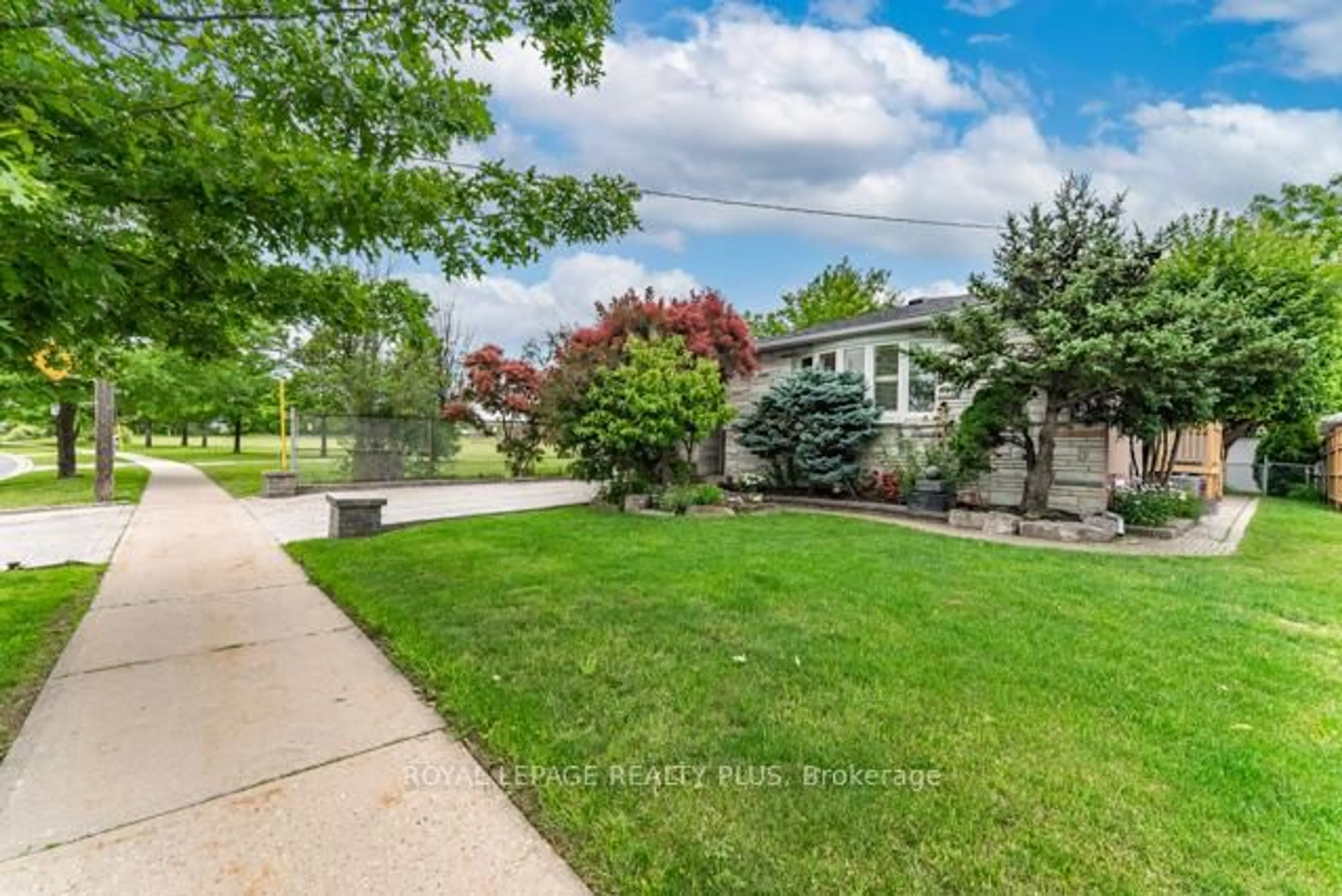A pic from outside/outdoor area/front of a property/back of a property/a pic from drone, street for 87 Hullmar Dr, Toronto Ontario M3N 2E2