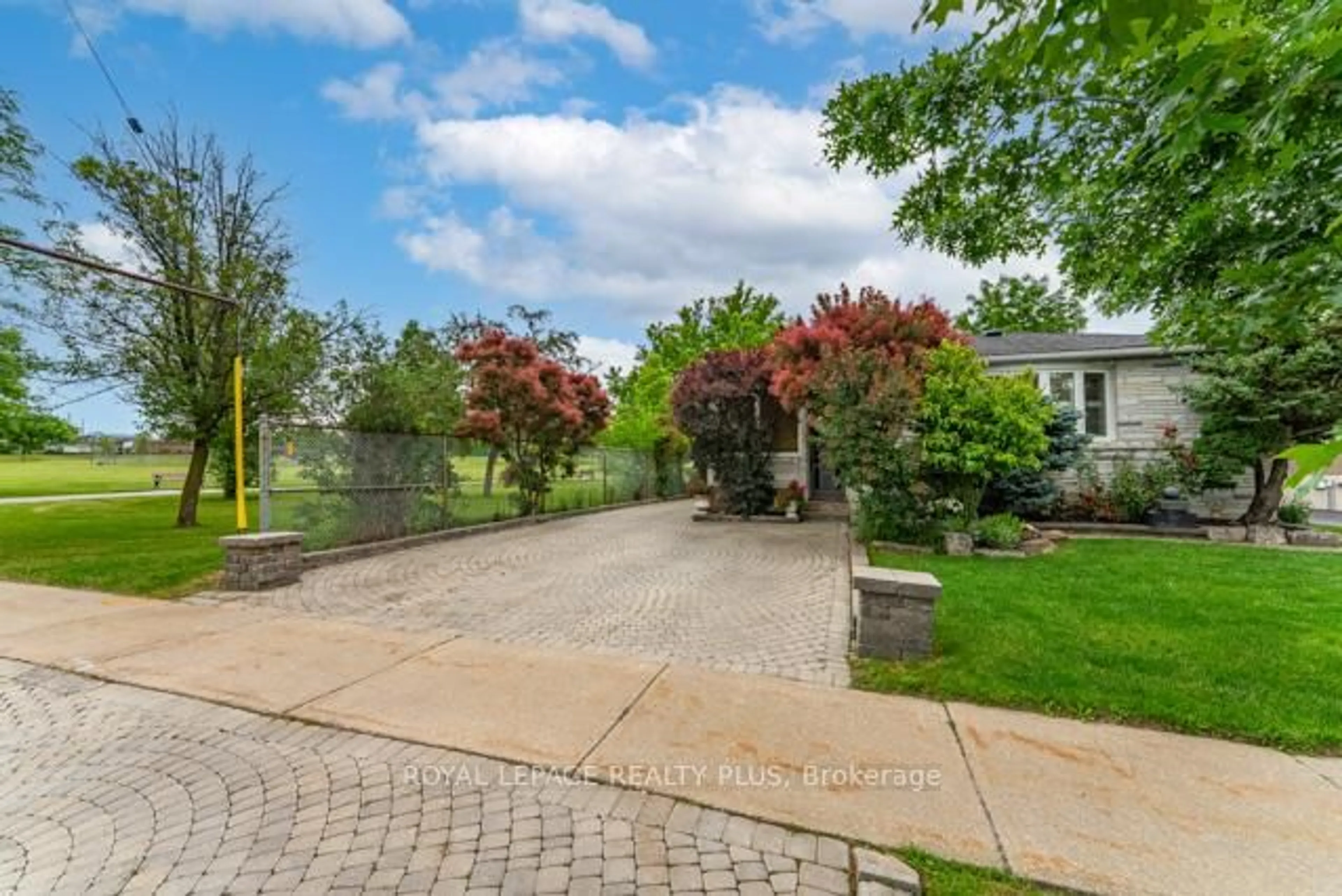 Patio, street for 87 Hullmar Dr, Toronto Ontario M3N 2E2