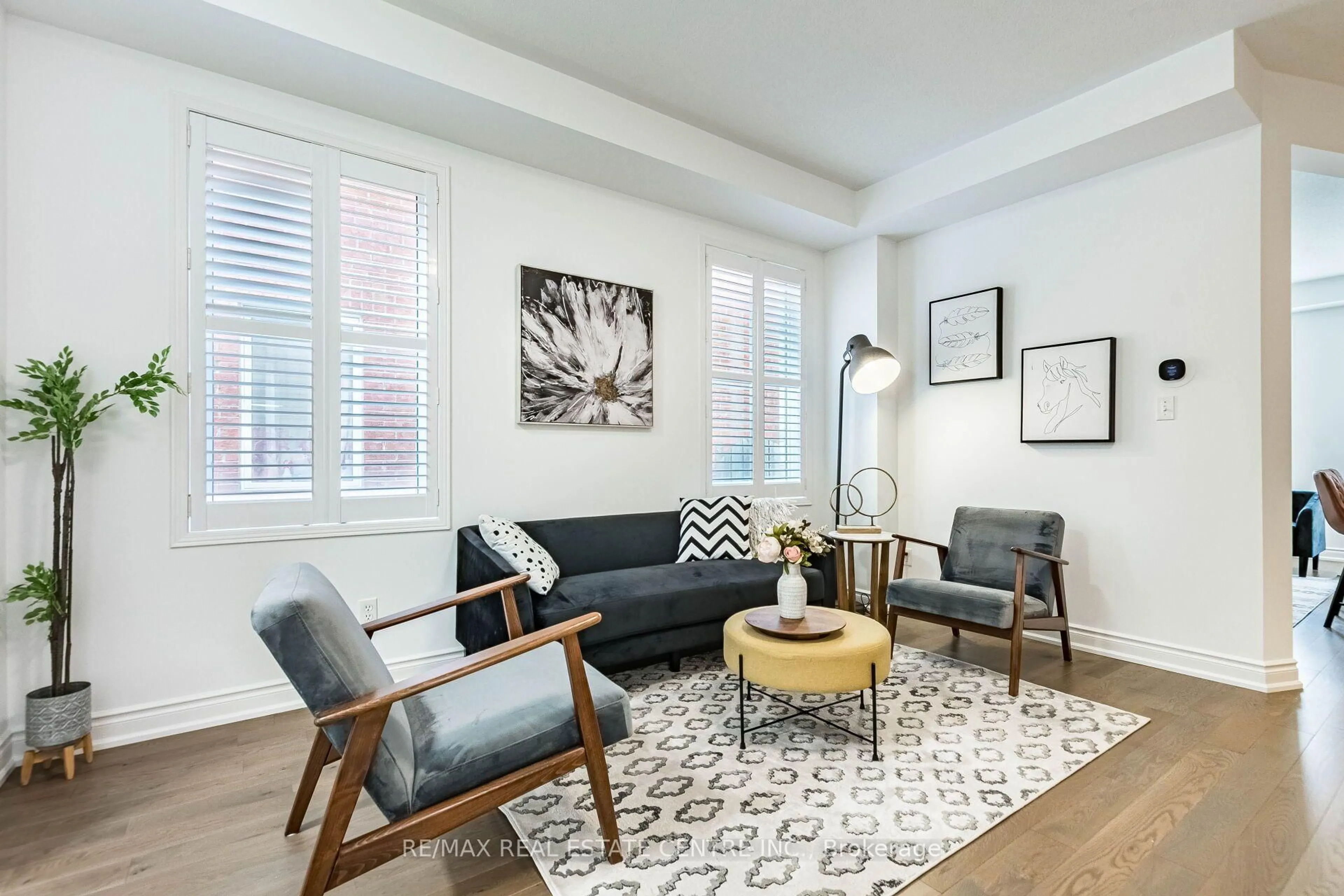 Living room with furniture, unknown for 4718 Alana Glen Dr, Mississauga Ontario L5V 0C3