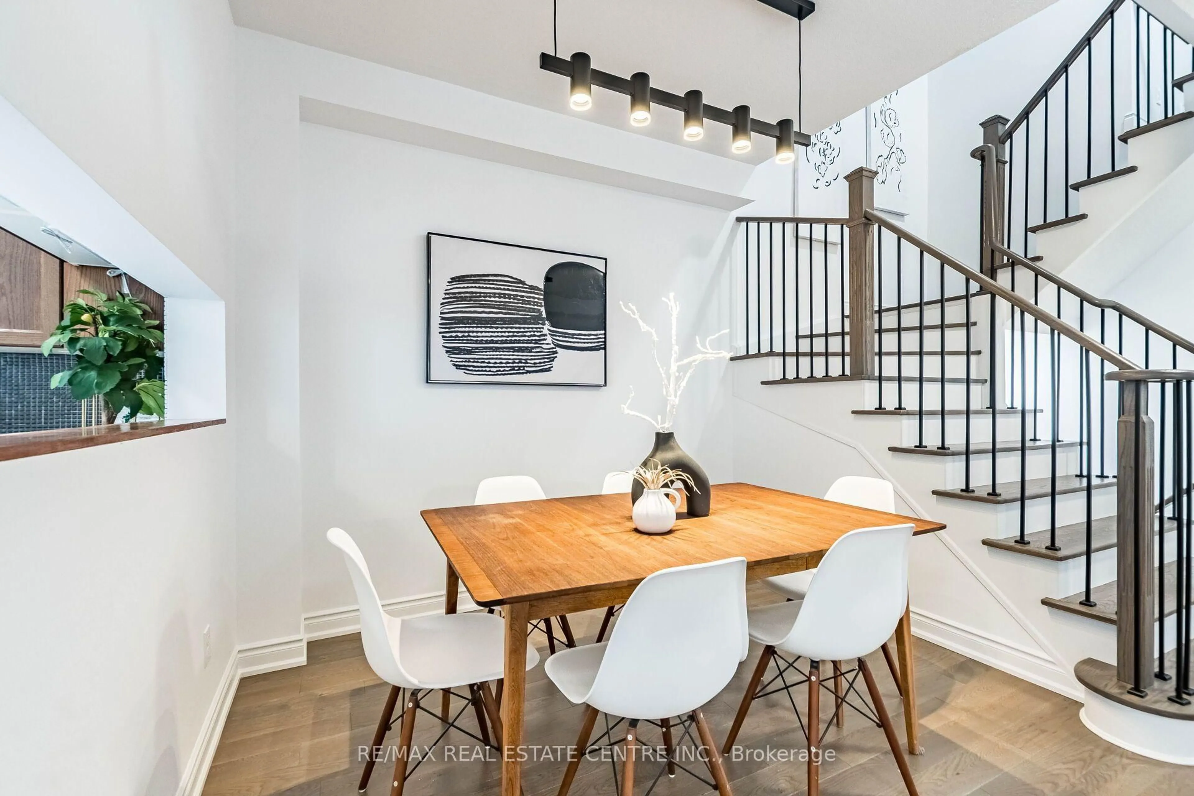 Dining room, wood/laminate floor for 4718 Alana Glen Dr, Mississauga Ontario L5V 0C3