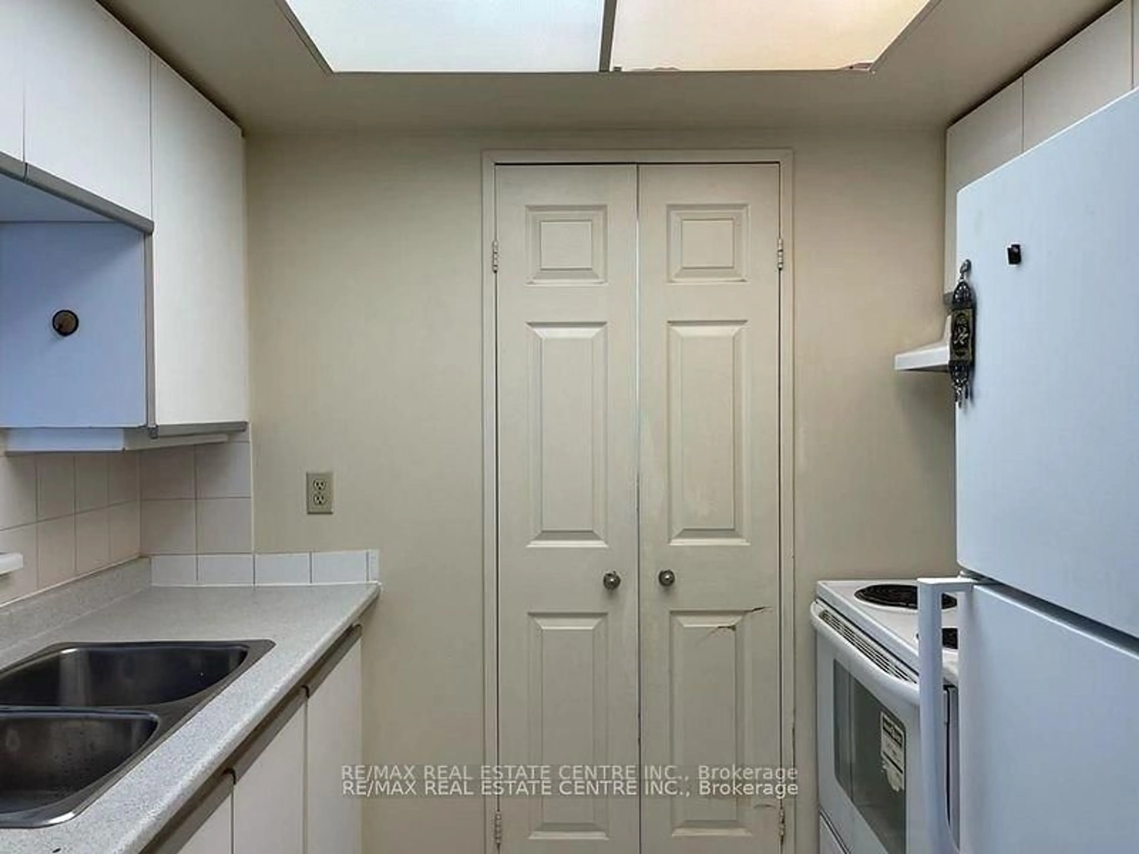 Standard kitchen, unknown for 265 Enfield Pl #1403, Mississauga Ontario L5B 3Y6