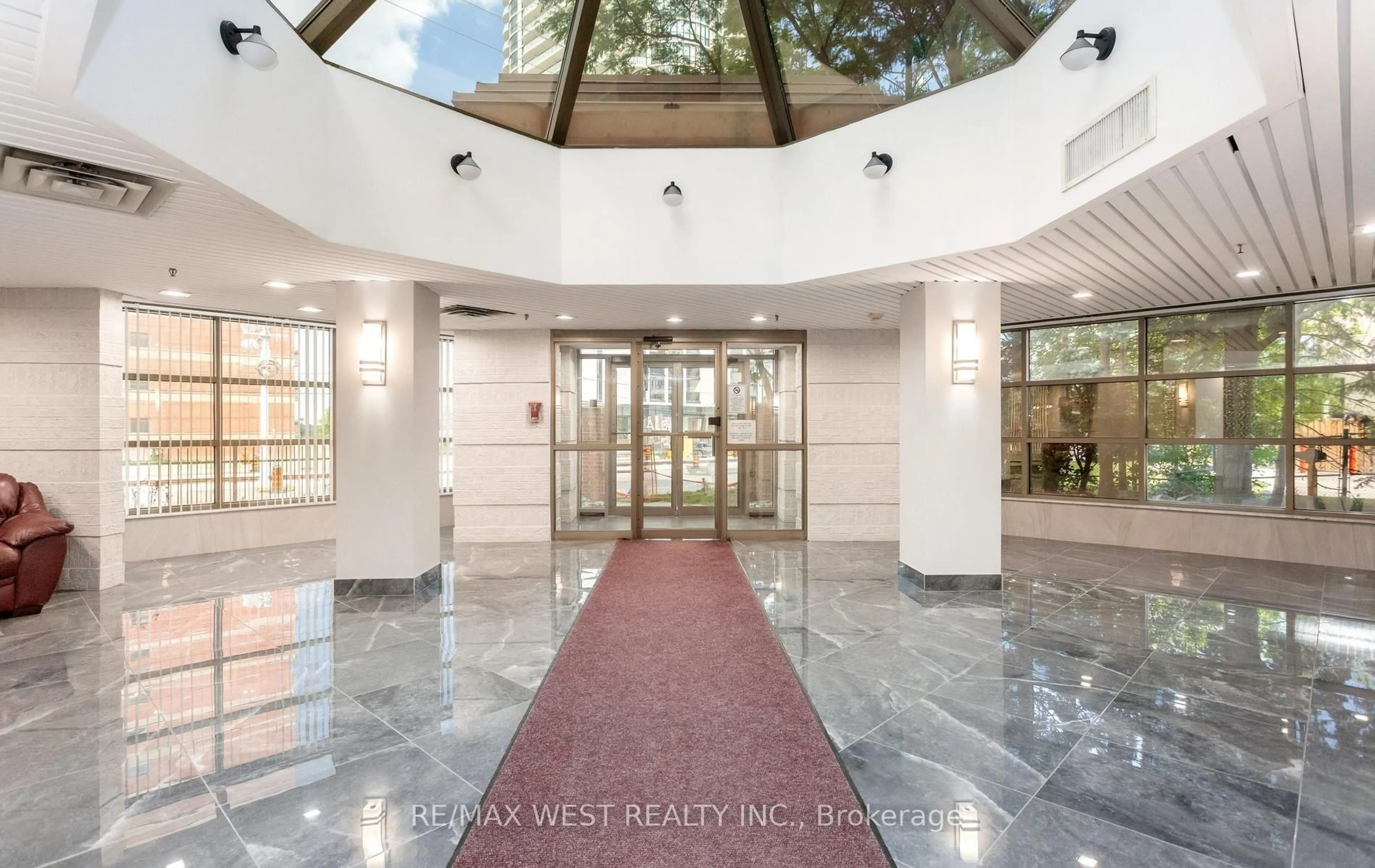 Indoor foyer for 25 Fairview Rd #1410, Mississauga Ontario L5B 3Y8