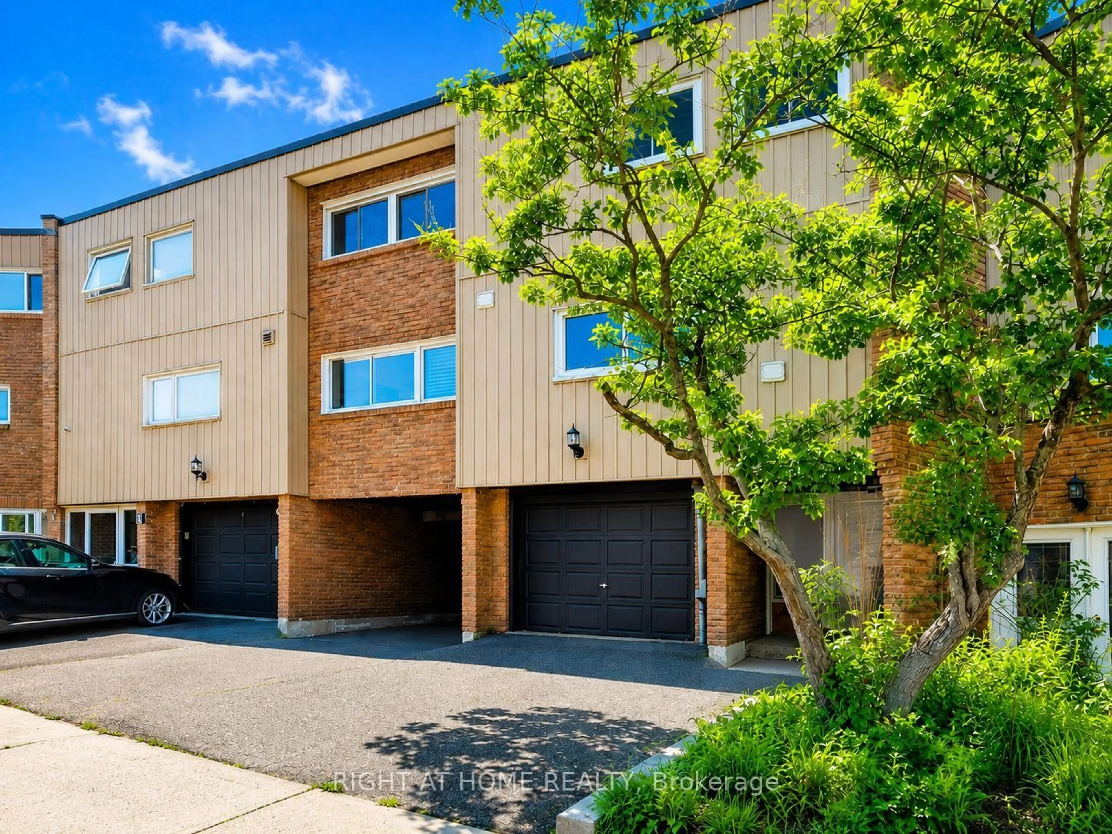 Home with brick exterior material, street for 400 Bloor St #6, Mississauga Ontario L5A 3M8