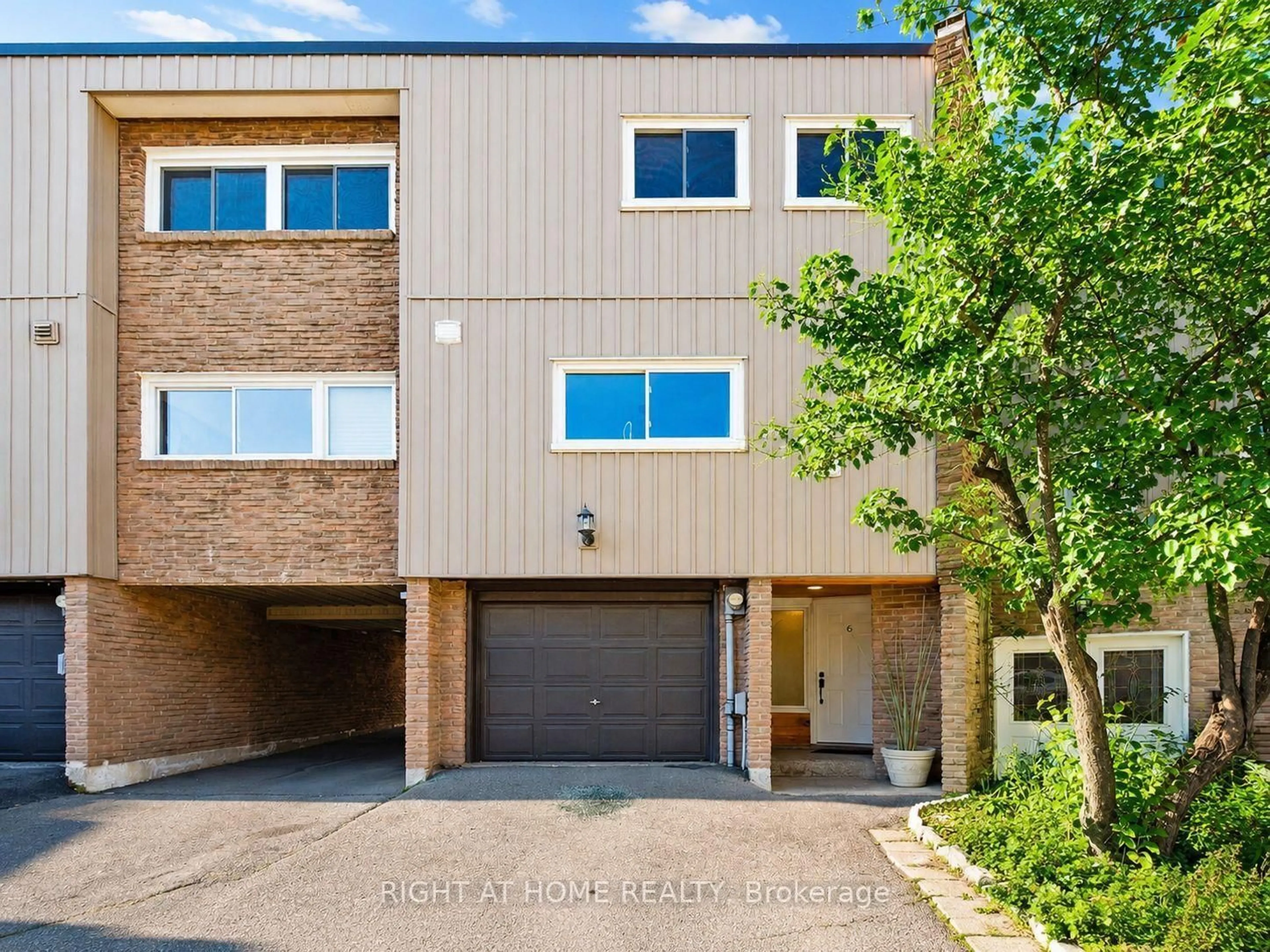 A pic from outside/outdoor area/front of a property/back of a property/a pic from drone, street for 400 Bloor St #6, Mississauga Ontario L5A 3M8