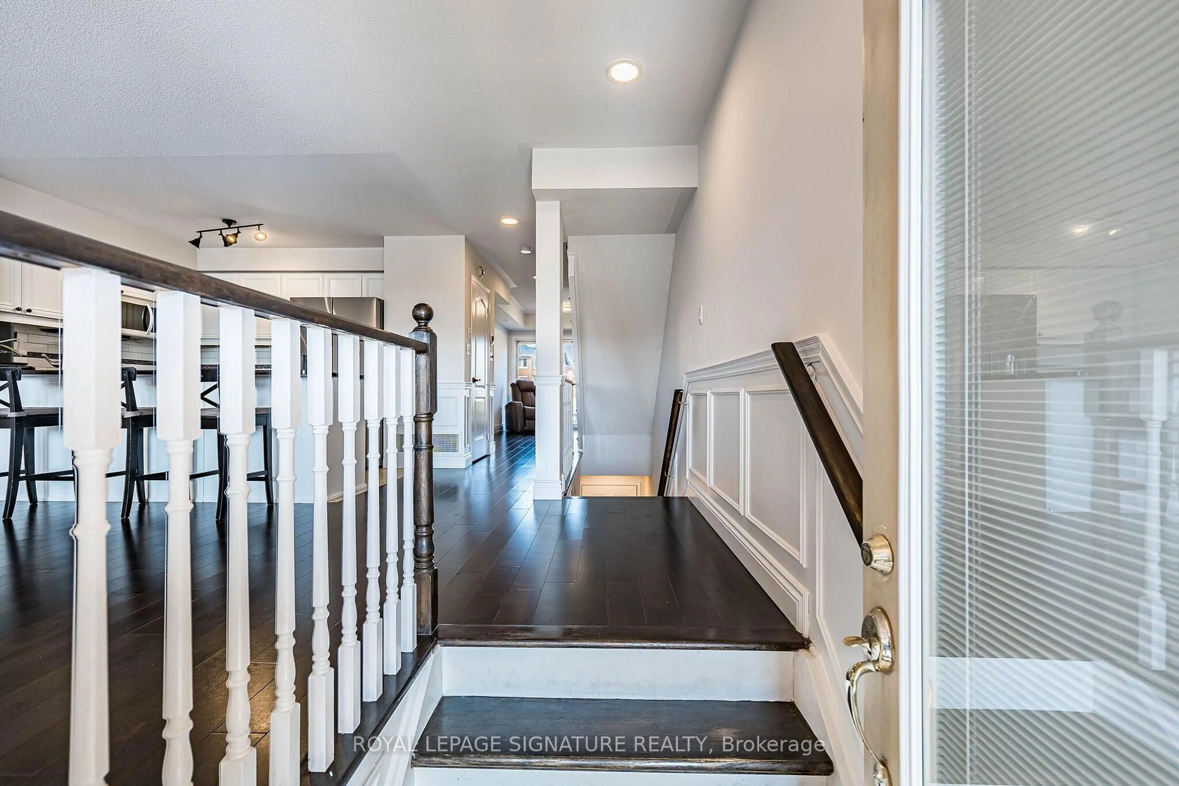 Indoor entryway for 3985 Eglinton Ave #17, Mississauga Ontario L5M 0E8