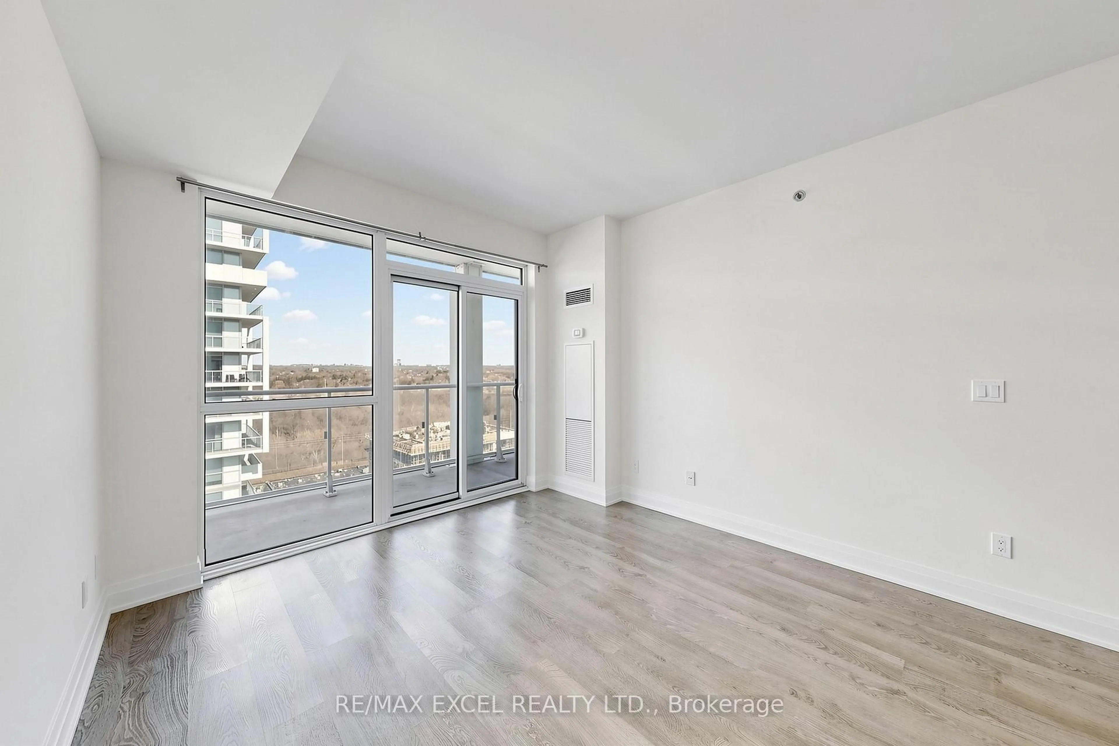 A pic of a room for 55 Speers Rd #1702, Oakville Ontario L6K 0H9