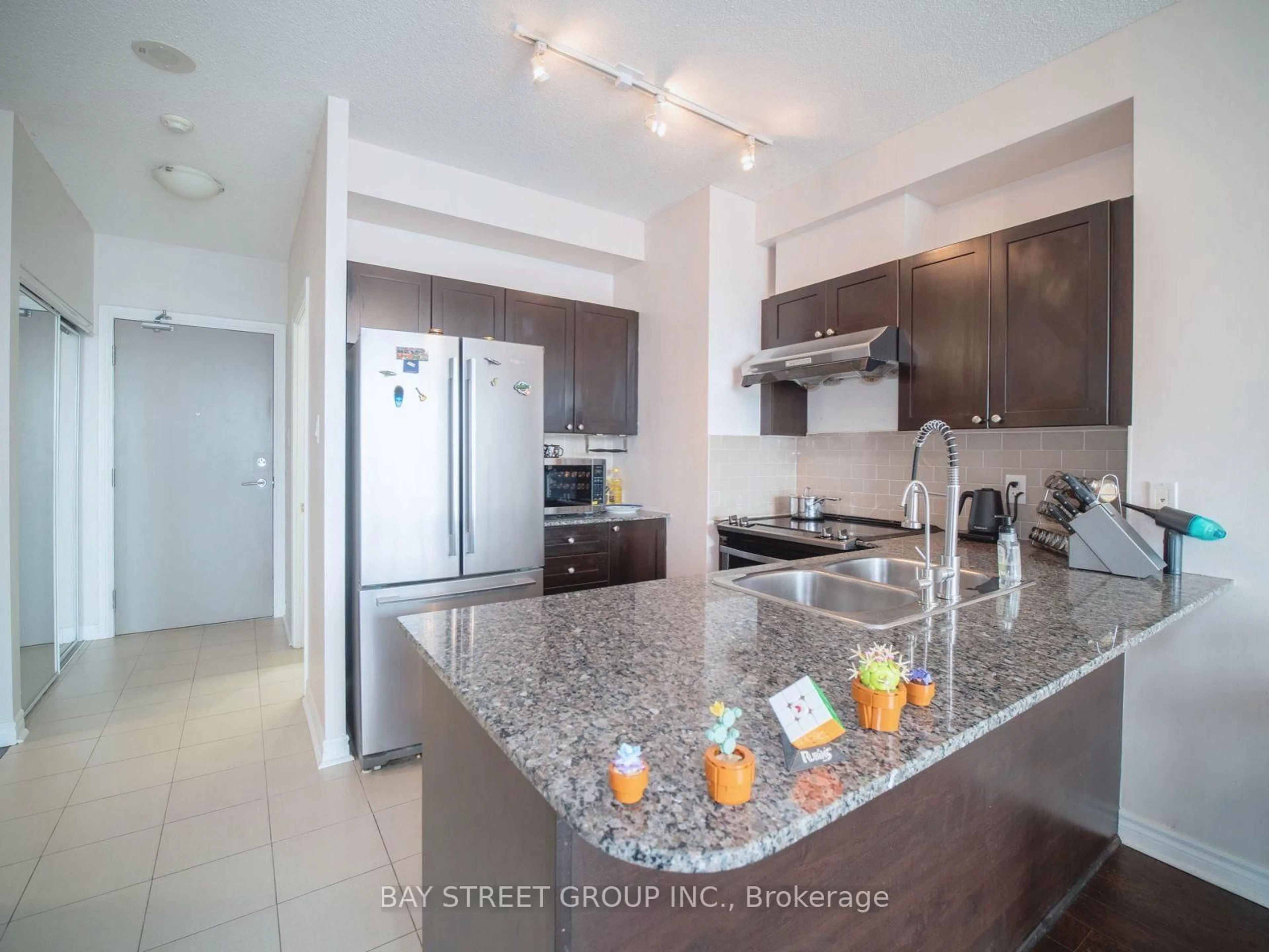Open concept kitchen, ceramic/tile floor for 3525 Kariya Dr #307, Mississauga Ontario L5B 0C2