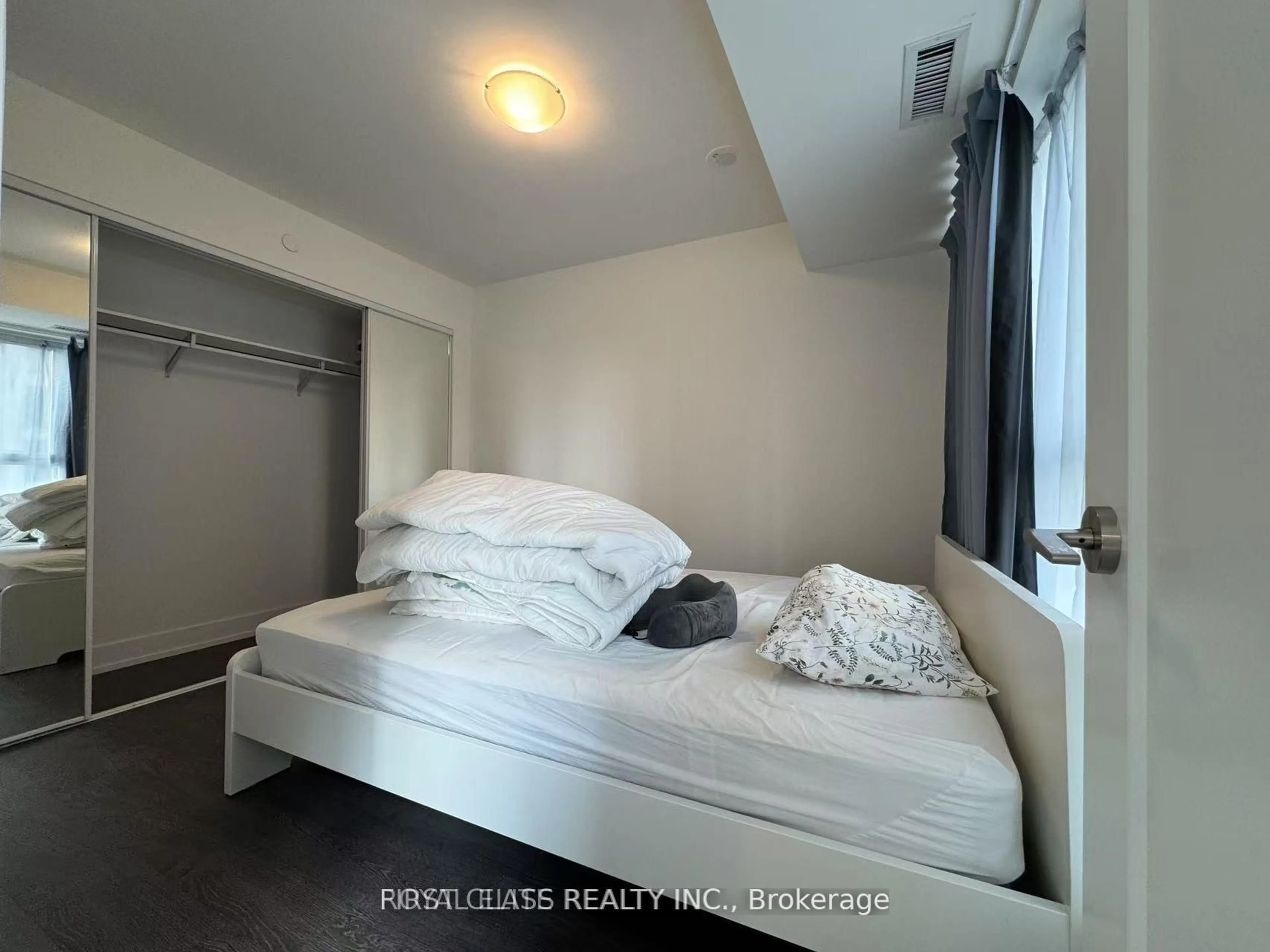 A pic of a room for 5 Mabelle Ave #531, Toronto Ontario M9A 0C8