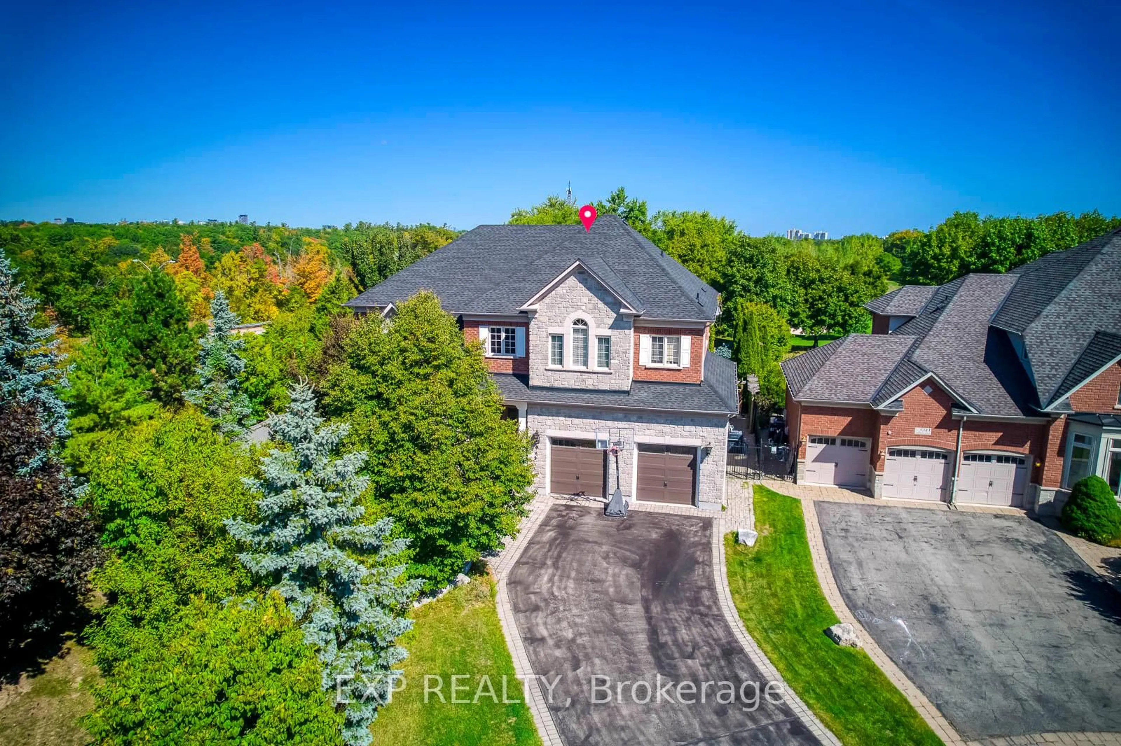 A pic from outside/outdoor area/front of a property/back of a property/a pic from drone, street for 530 Golfview Crt, Oakville Ontario L6M 4W6