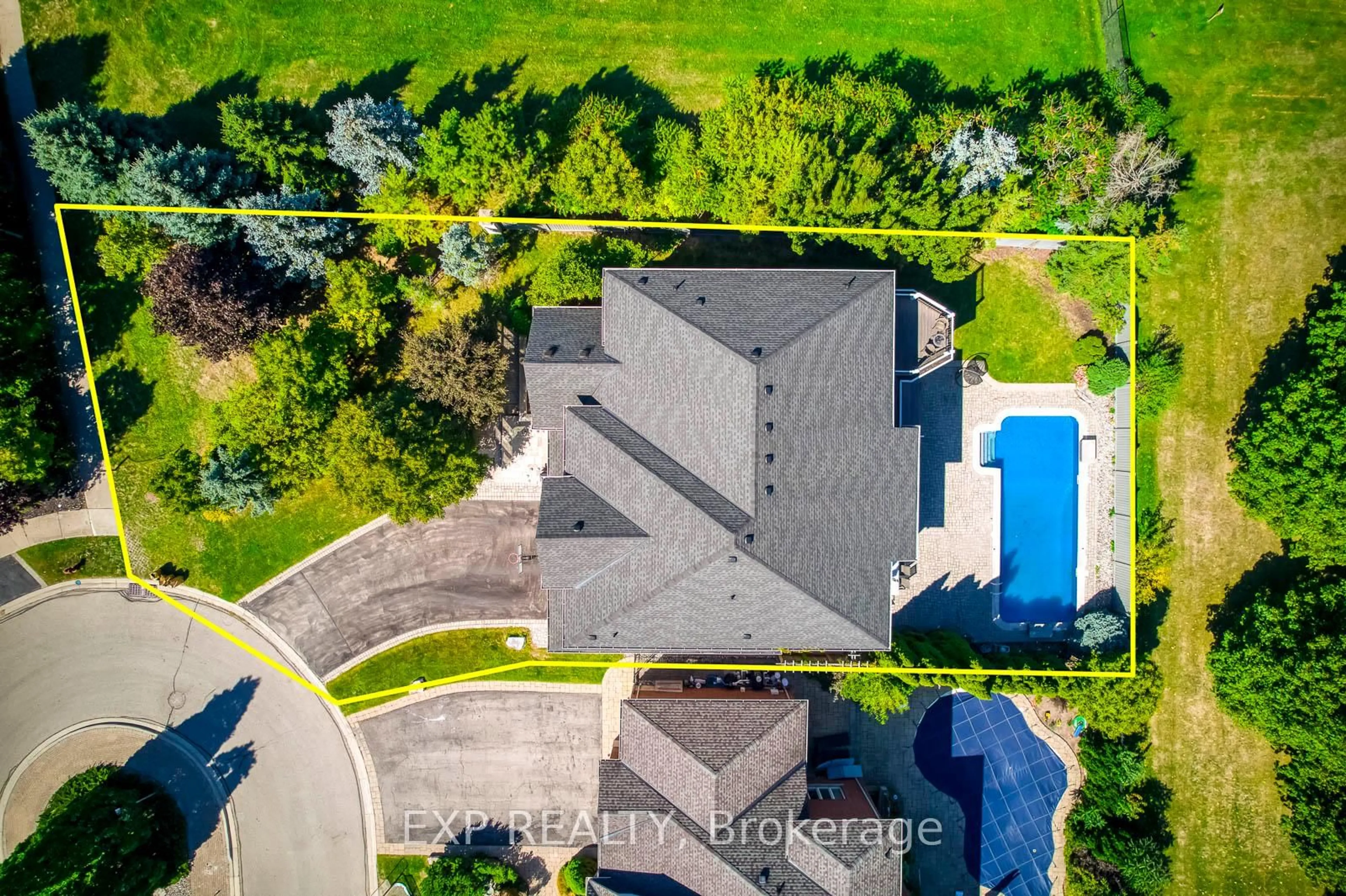 A pic from outside/outdoor area/front of a property/back of a property/a pic from drone, street for 530 Golfview Crt, Oakville Ontario L6M 4W6