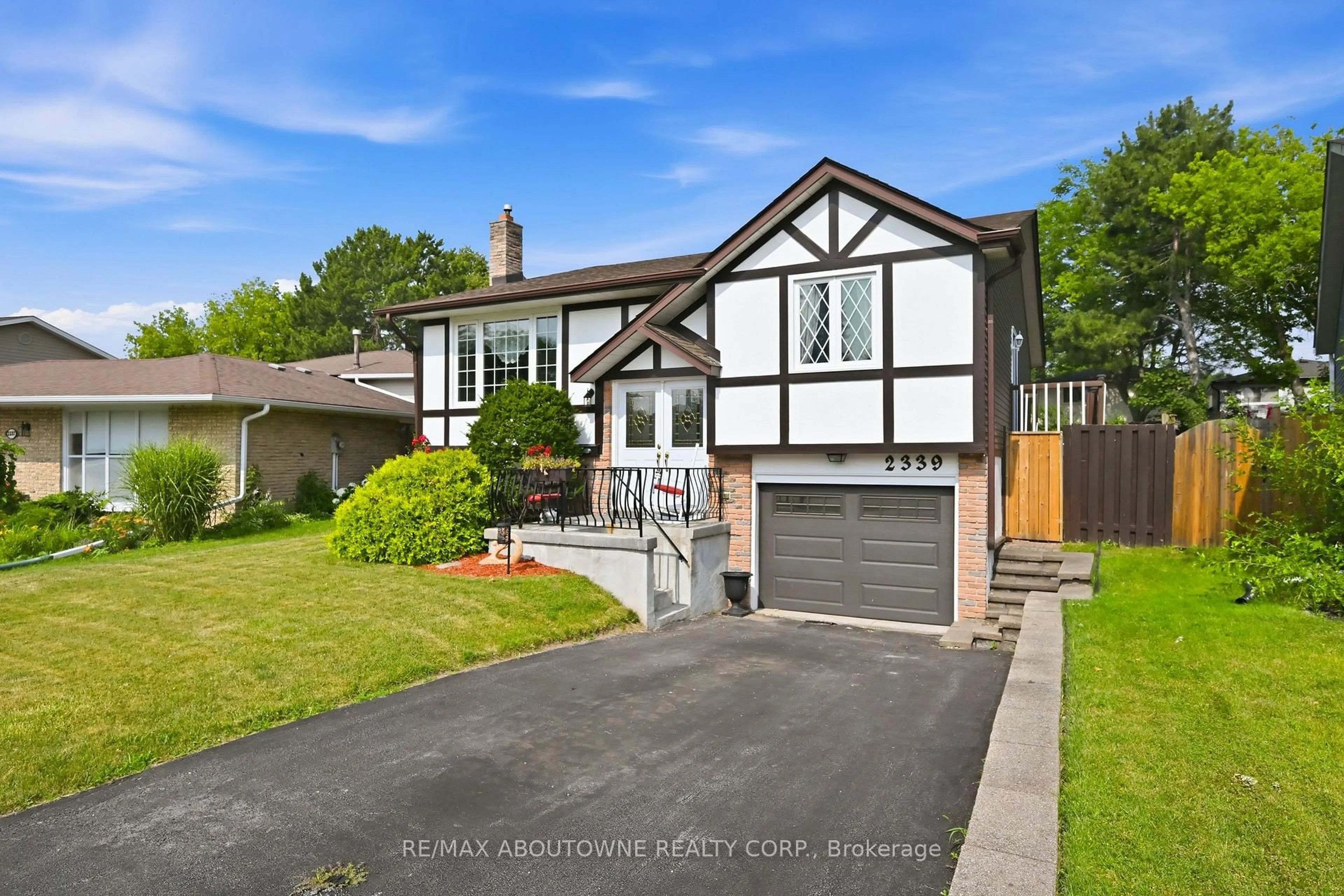 Home with vinyl exterior material, street for 2339 Gillingham Dr, Burlington Ontario L7P 4G5